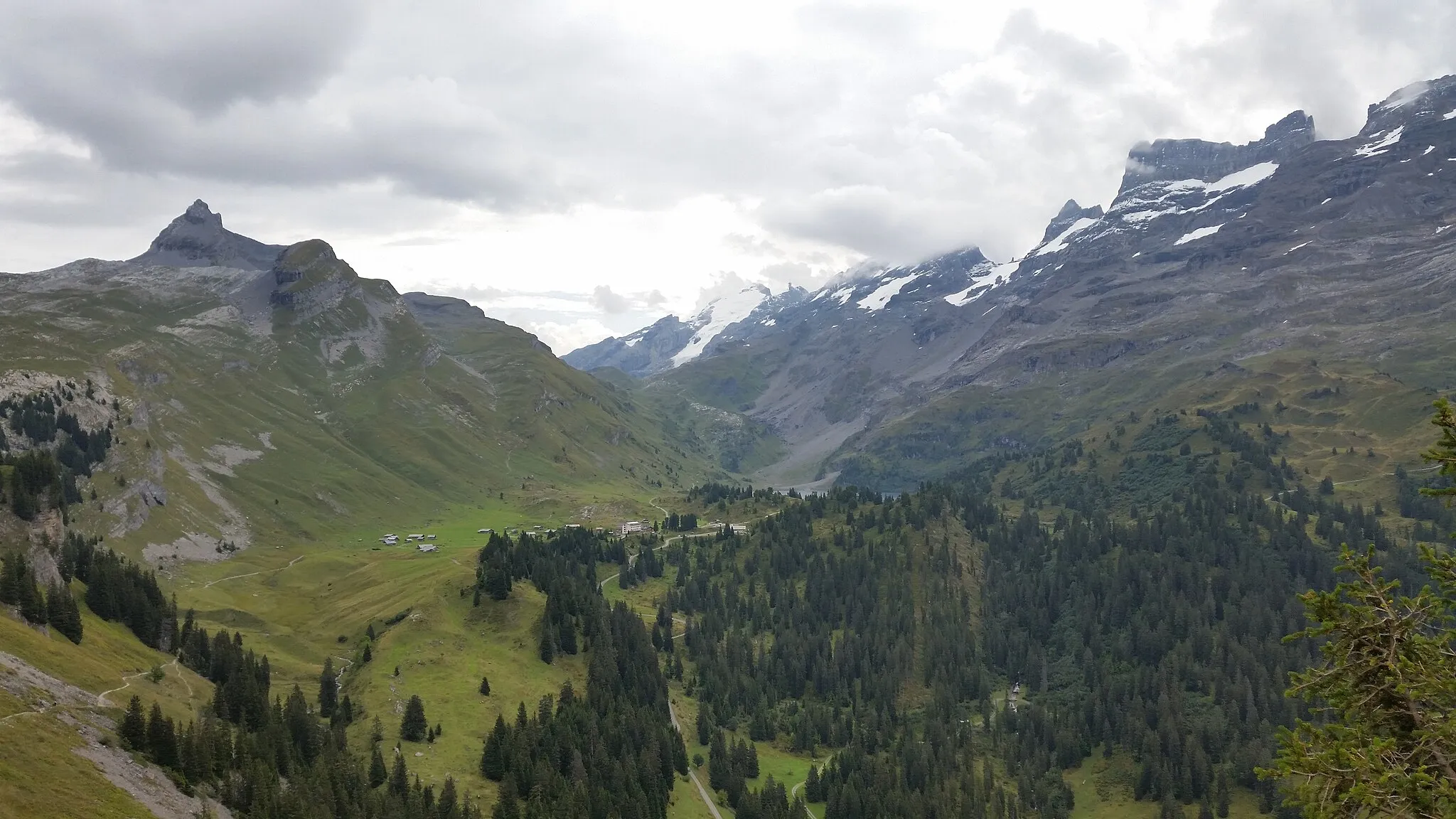 Photo showing: Engstlensee und mittig der Titlis (3238 m), 2018
