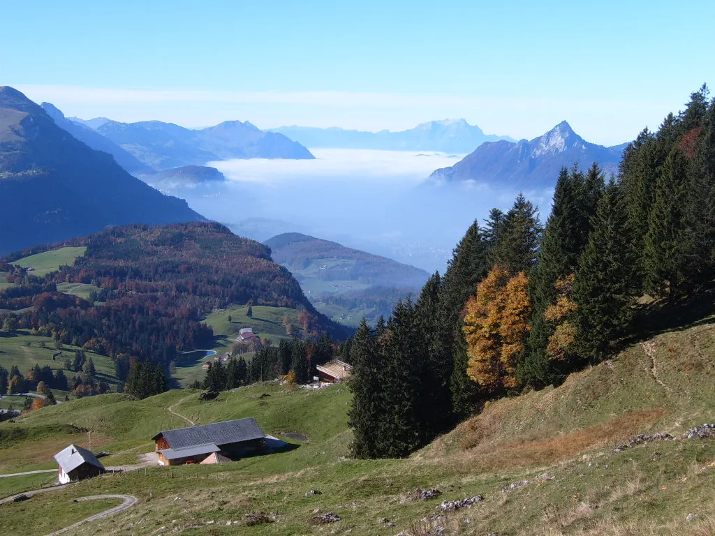 Photo showing: Sea of fog over Central Switzerland. View from hiking trail between Ibergeregg and Spirstock, Canton of Schwyz, Switzerland.