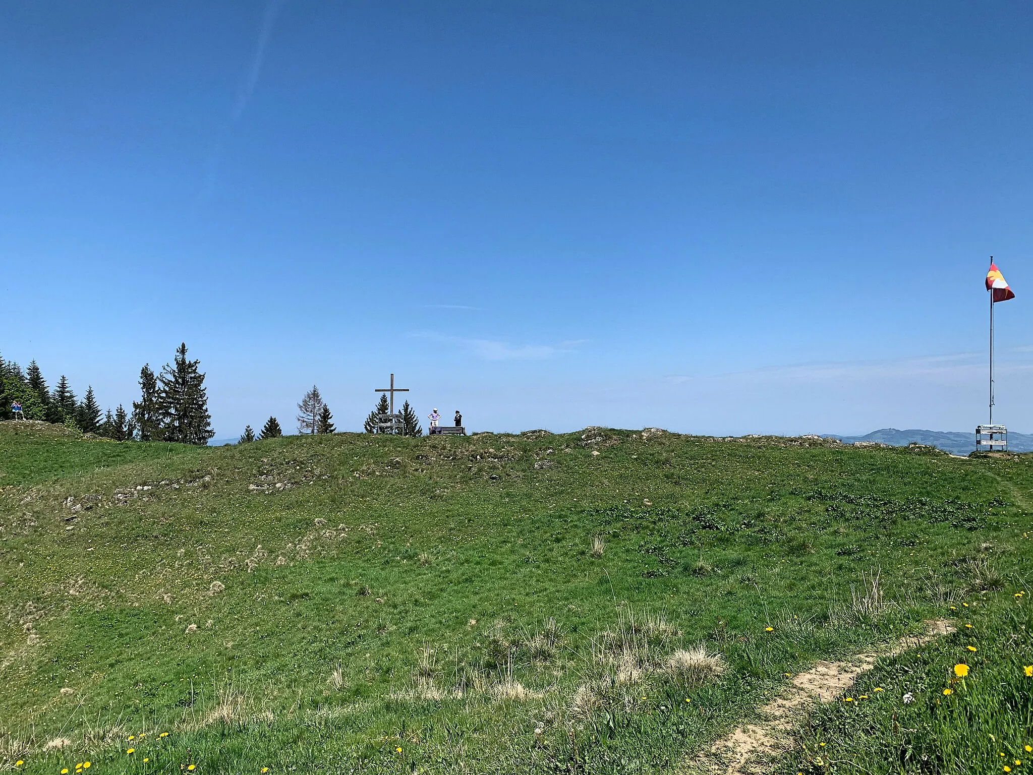 Photo showing: Wanderinnen auf dem Stockberg im Kanton Schwyz. Rechts im Hintergrund Hügel des Zürcher Oeberlandes.