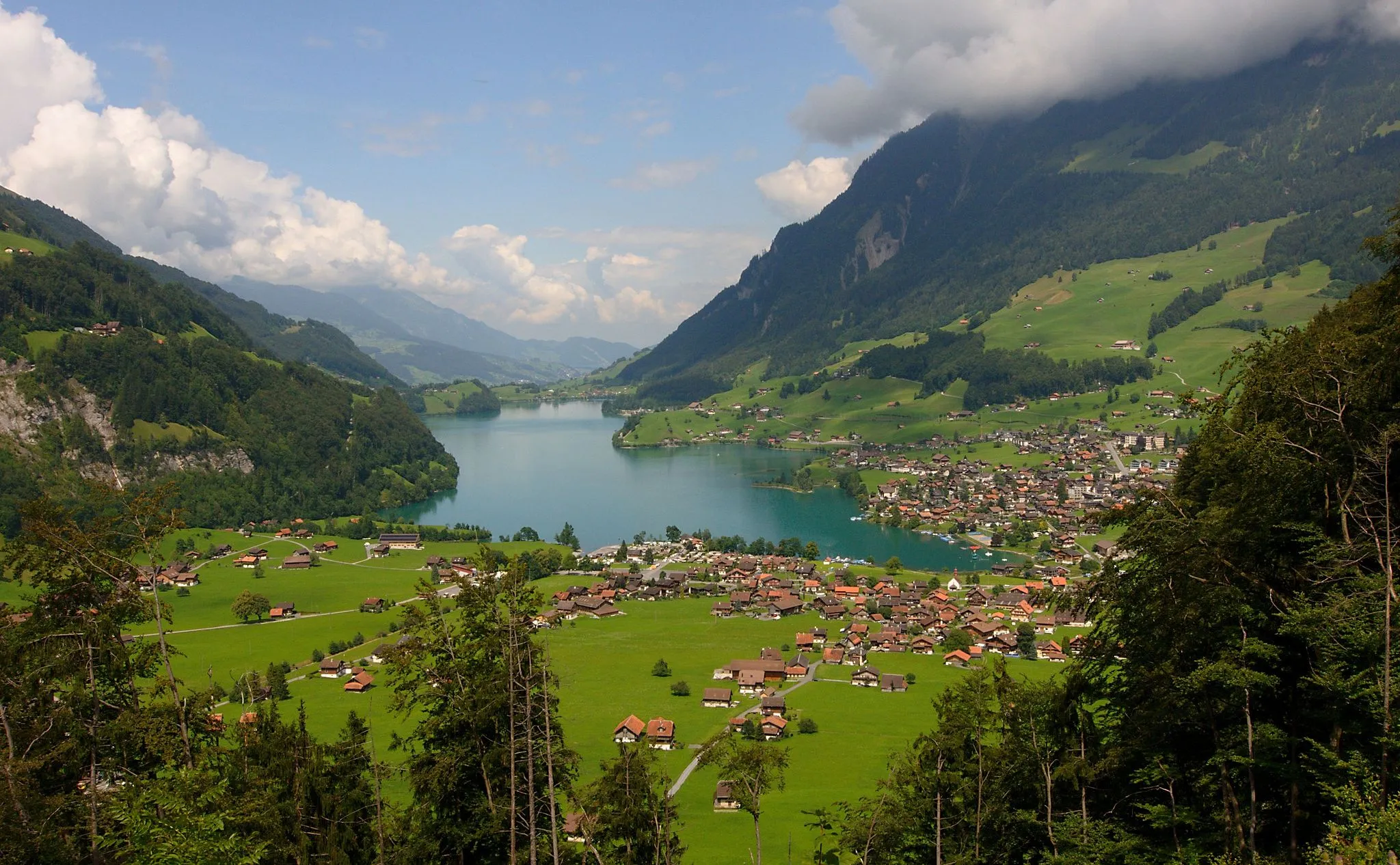 Photo showing: Lungern and its lake