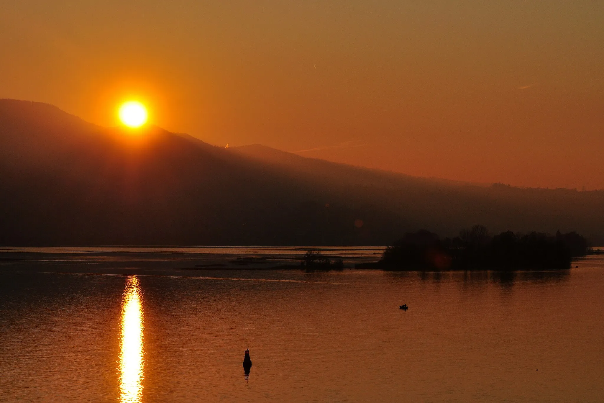 Photo showing: Lützelau (and, partially, Ufenau) islands  on Zürichsee as seen from Lindenhof nearby the castle in Rapperswil (Switzerland)