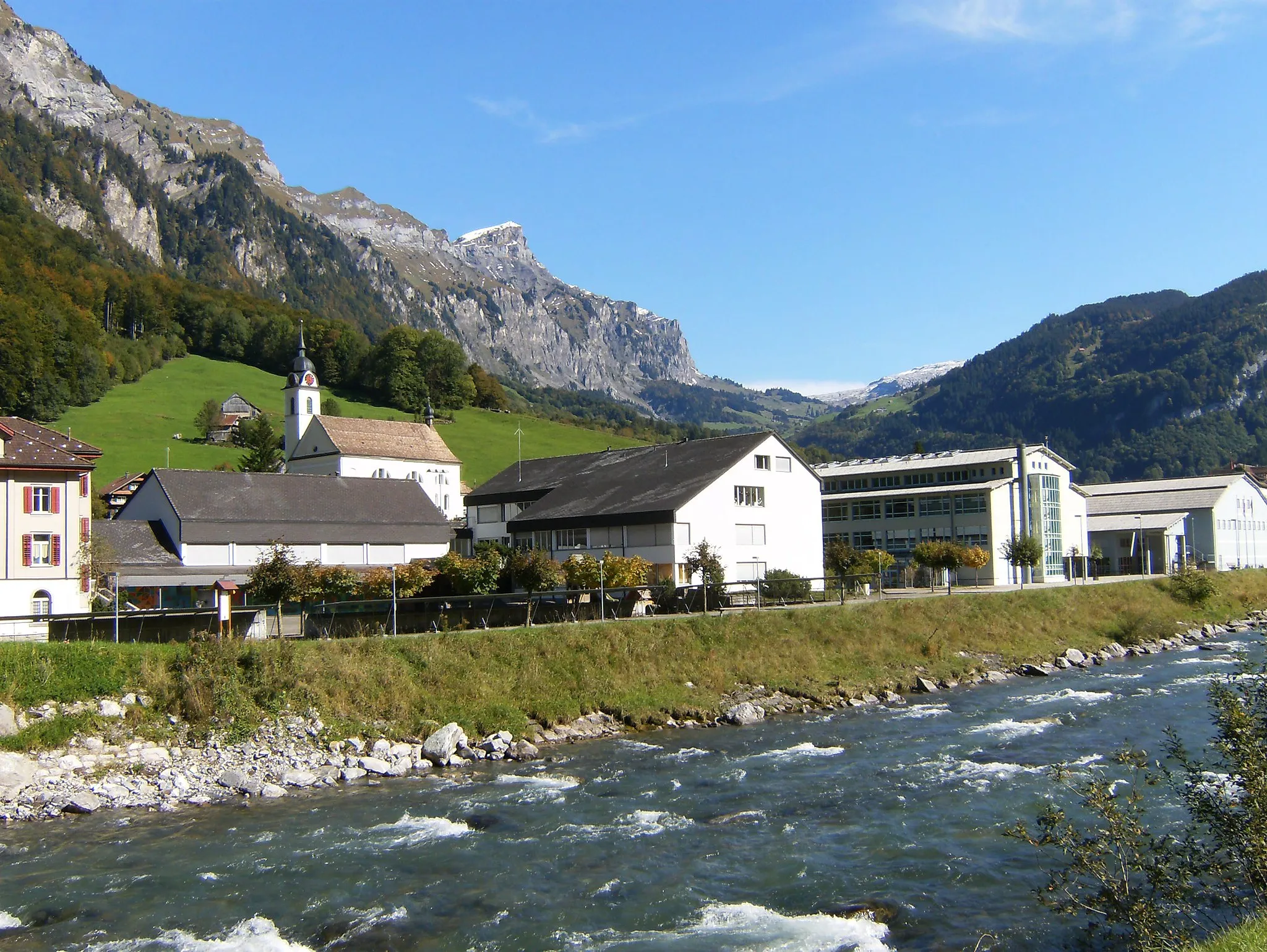 Photo showing: Muota River (626 m), Forstberg (2,215 m), Pragel Pass (1,550 m), Silberen (2,314 m).