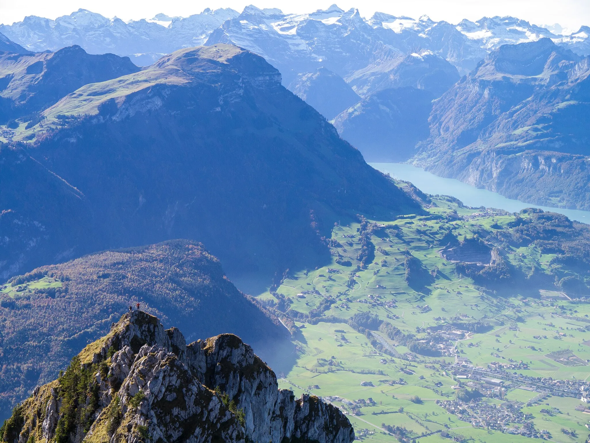 Photo showing: Eingestiegen bin ich von Osten her über ein Geröllfeld auf den Griggeler. Das Geröllfeld kann als ziemlich anstrengend gewertet werden. Es war steil und ich bin bei jedem Tritt wieder nach unten gerutscht. Im oberen Teil hat es gemäss Führer rote Markierungen. Diese habe ich glatt verpasst. Das Geröllfeld endet oben in einer felsigen Steilstufe. Diese konnte ich rechts umgehen und habe dann auf den letzten 10 Höhenmeter auf den Griggeler-Sattel den "offiziellen" Weg mit roter Markierung gefunden.