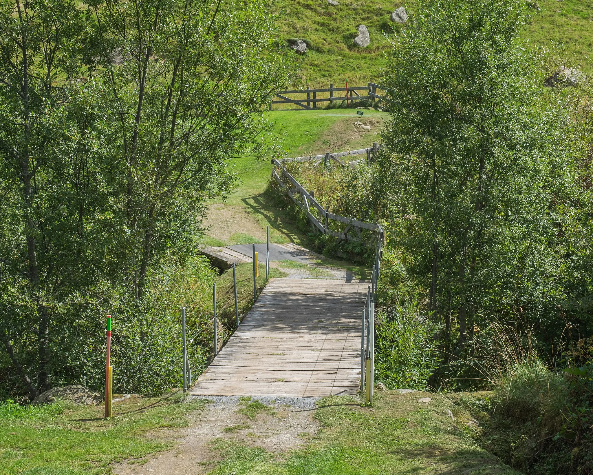 Photo showing: Fieldroad Bridge over the Vorderrhein River, Tujetsch, Grisons, Switzerland