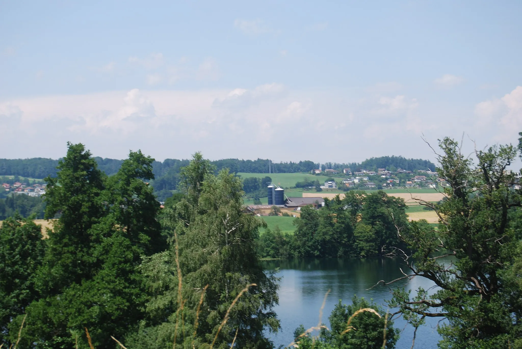 Photo showing: Lake of Mauensee, view to St. Erhard (municipality of Knutwil), canton of Luzern, Switzerland