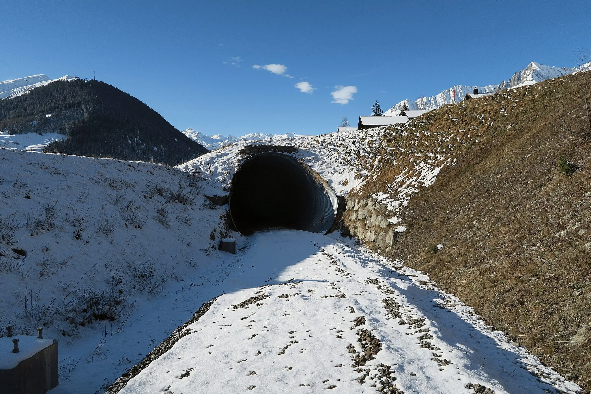 Photo showing: To approach the construction site of NEAT from the Matterhorn Gotthard Railway line, a new train path and a tunnel was created. The switch, 700 m ahead of station Bugnei still exists, but the remaining rails have already been removed. Switzerland, Dec 12, 2014. (1/7) >