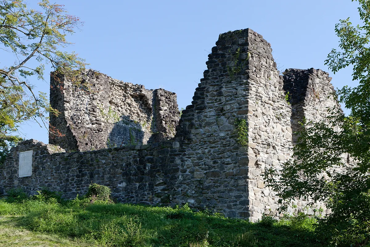 Photo showing: Ruine der Burg der Freiherren von Attinghausen (Drama: Wilhelm Tell, Friedrich Schiller)
