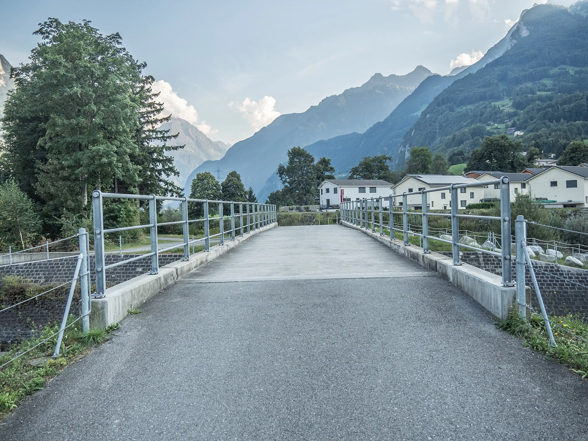Photo showing: Pedestrian Bridge over the Schächen River, Schattdorf – Bürglen, Canton of Uri, Switzerland