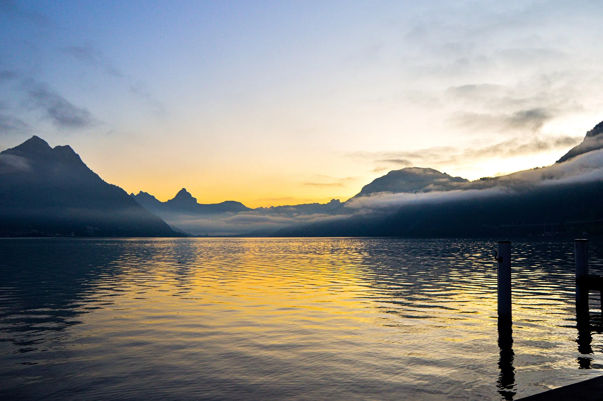 Photo showing: Sunrise over Lake Lucerne (Vierwaldstättersee) seen from Beckenried.