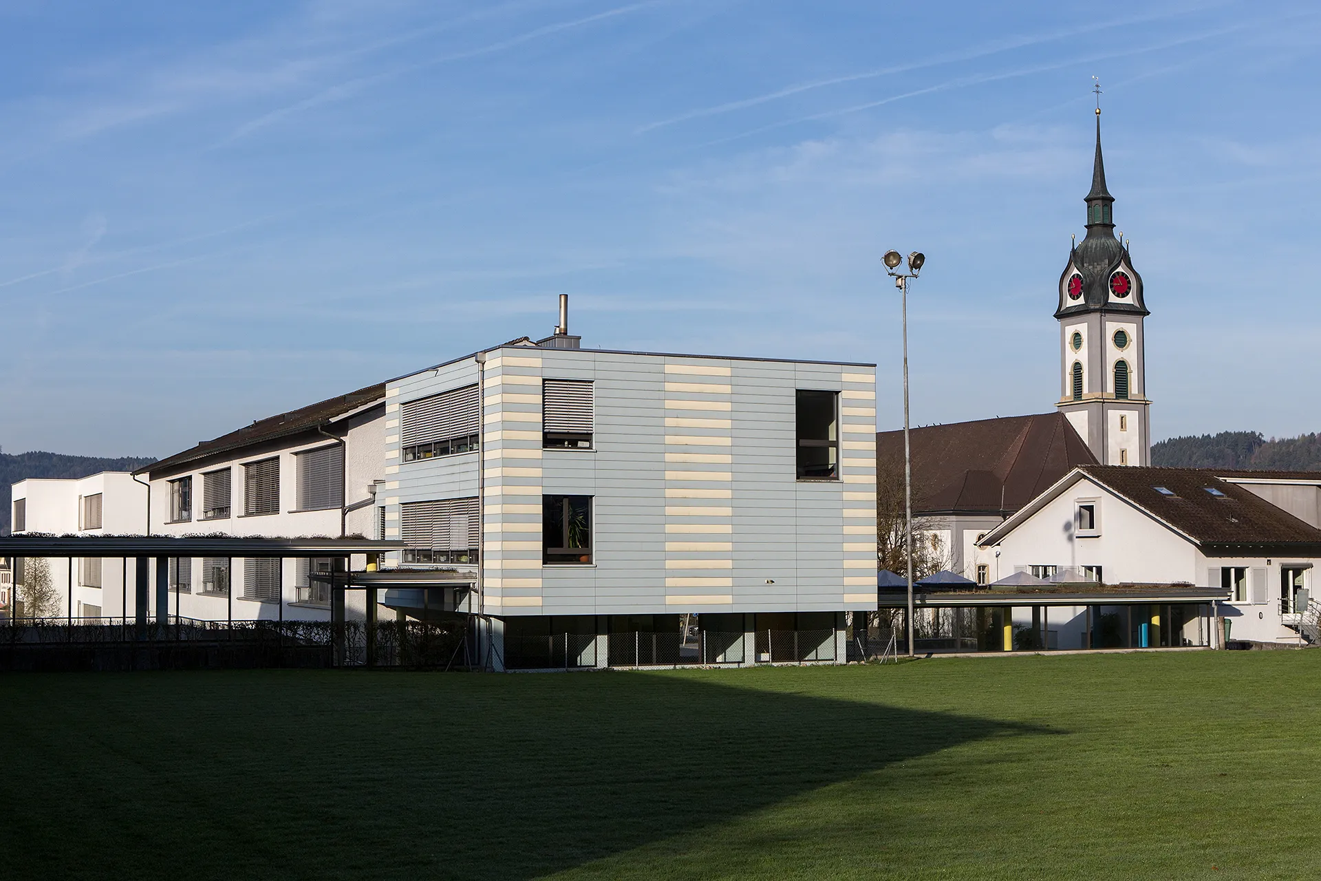 Photo showing: Schulanlage und katholische Kirche St. Laurentius in Dagmersellen (LU)