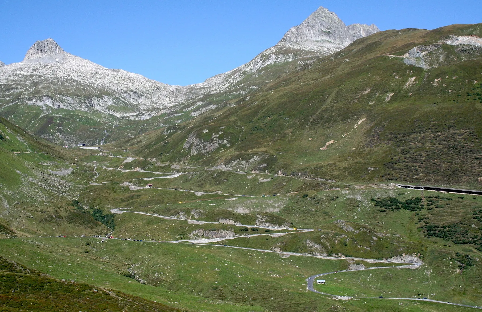 Photo showing: Oberalppass, eastern rise showing road serpentines and railway line above the road