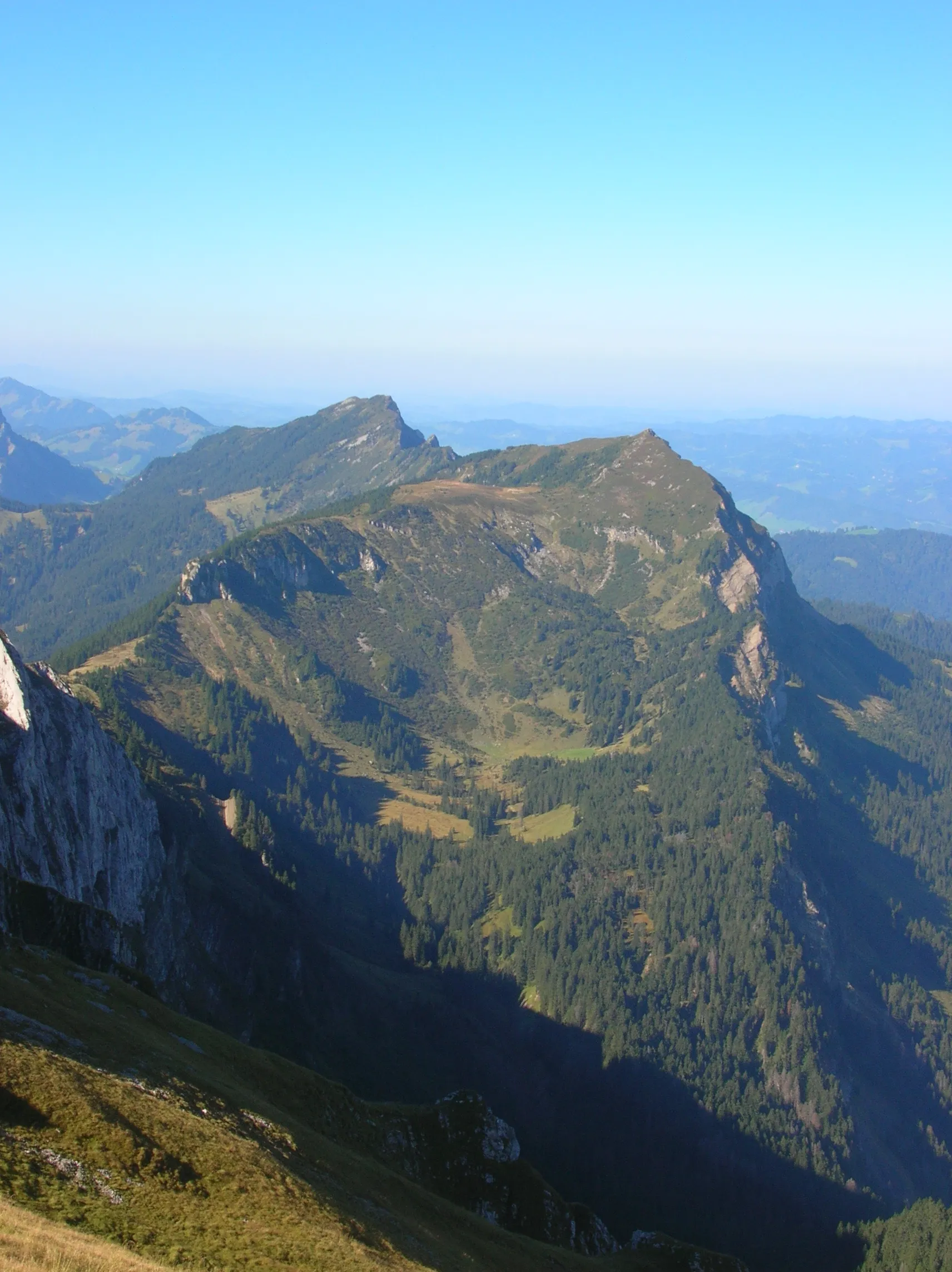 Photo showing: Mittaggüpfi (rechter Gipfel) und Stäfeliflue (linker Gipfel), vorne Oberalp mit Pilatussee