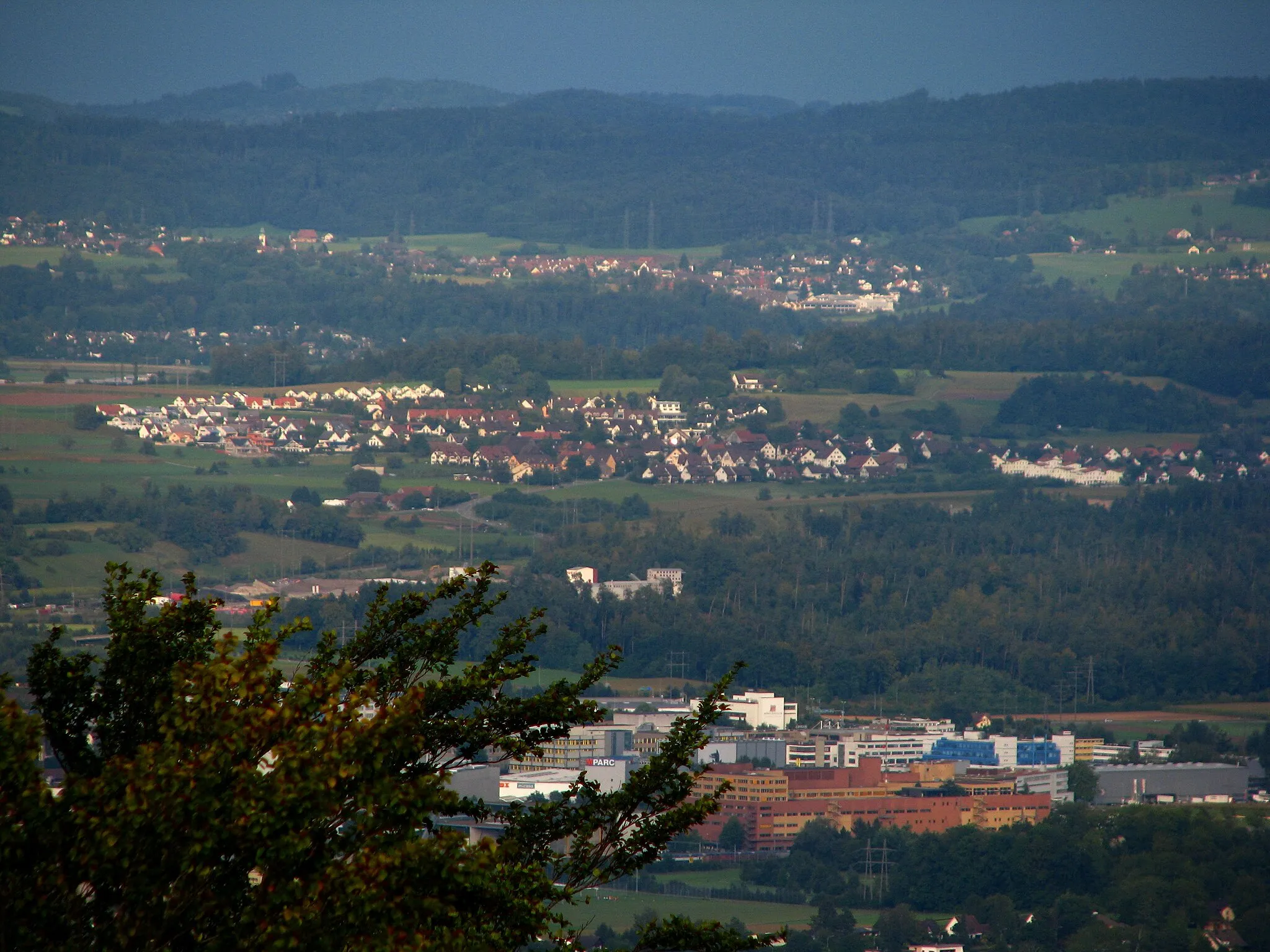 Photo showing: Schwerzenbach (parts of) and Volketswil as seen from the Loorenkopf tower on Adlisberg (Switzerland)