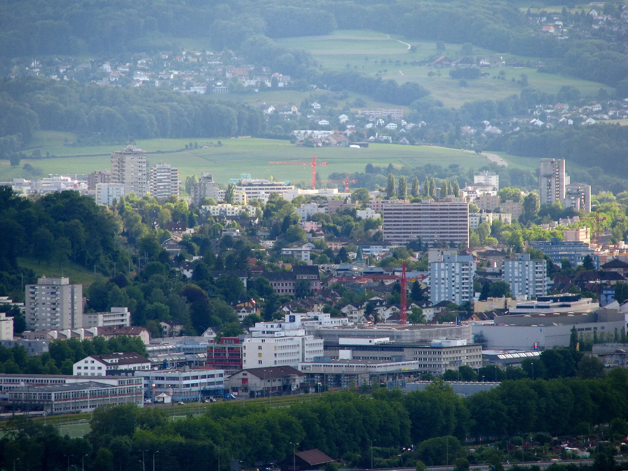 Photo showing: Zürich : Schlieren and Bergdietikon (in the background) in the upper Limmat Valley, as seen from Käferberg-Waidberg.