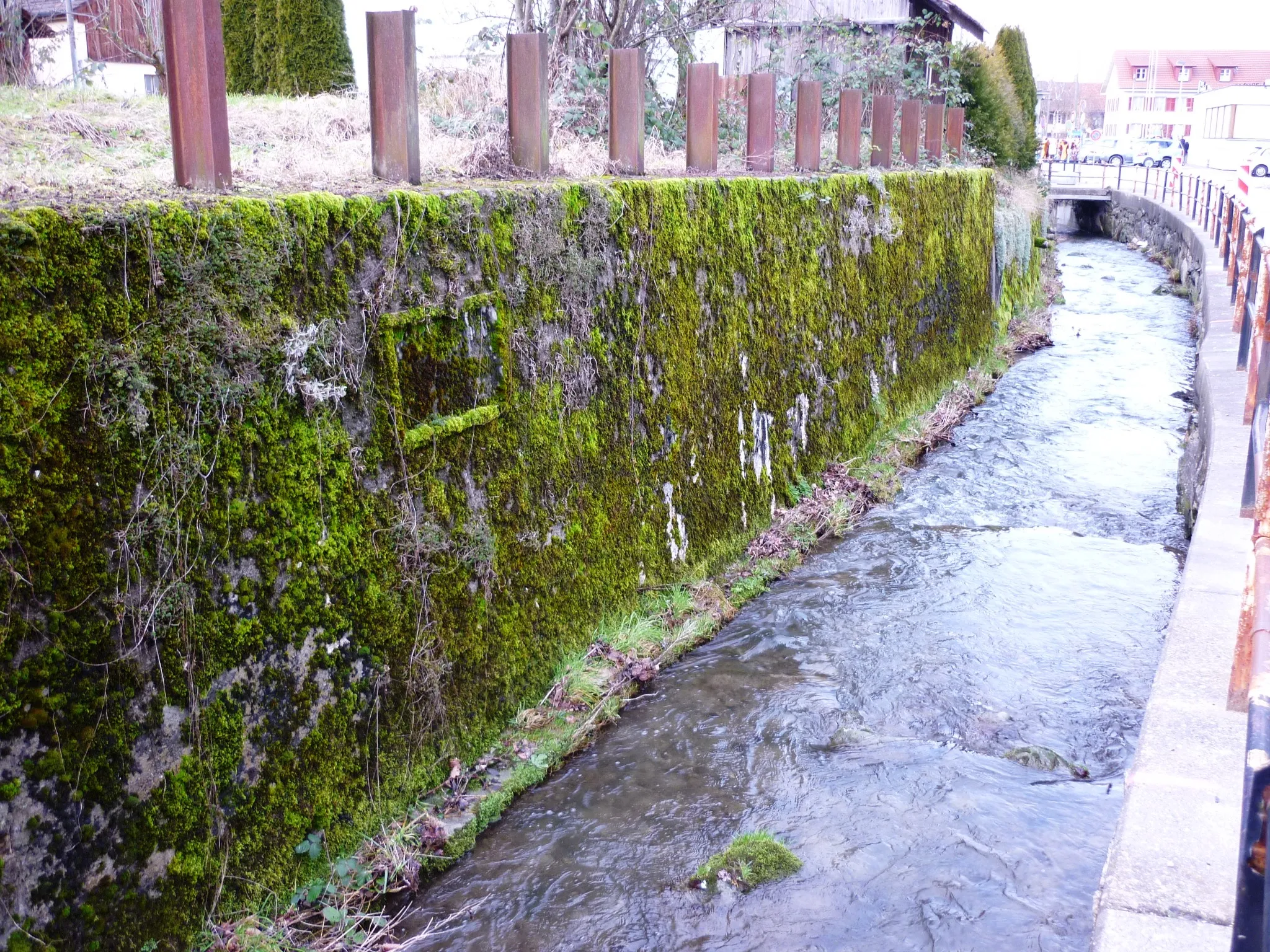 Photo showing: Tankmauer des Ortsstützpunktes Oberurdorf ZH mit Schäflibach, Schweiz