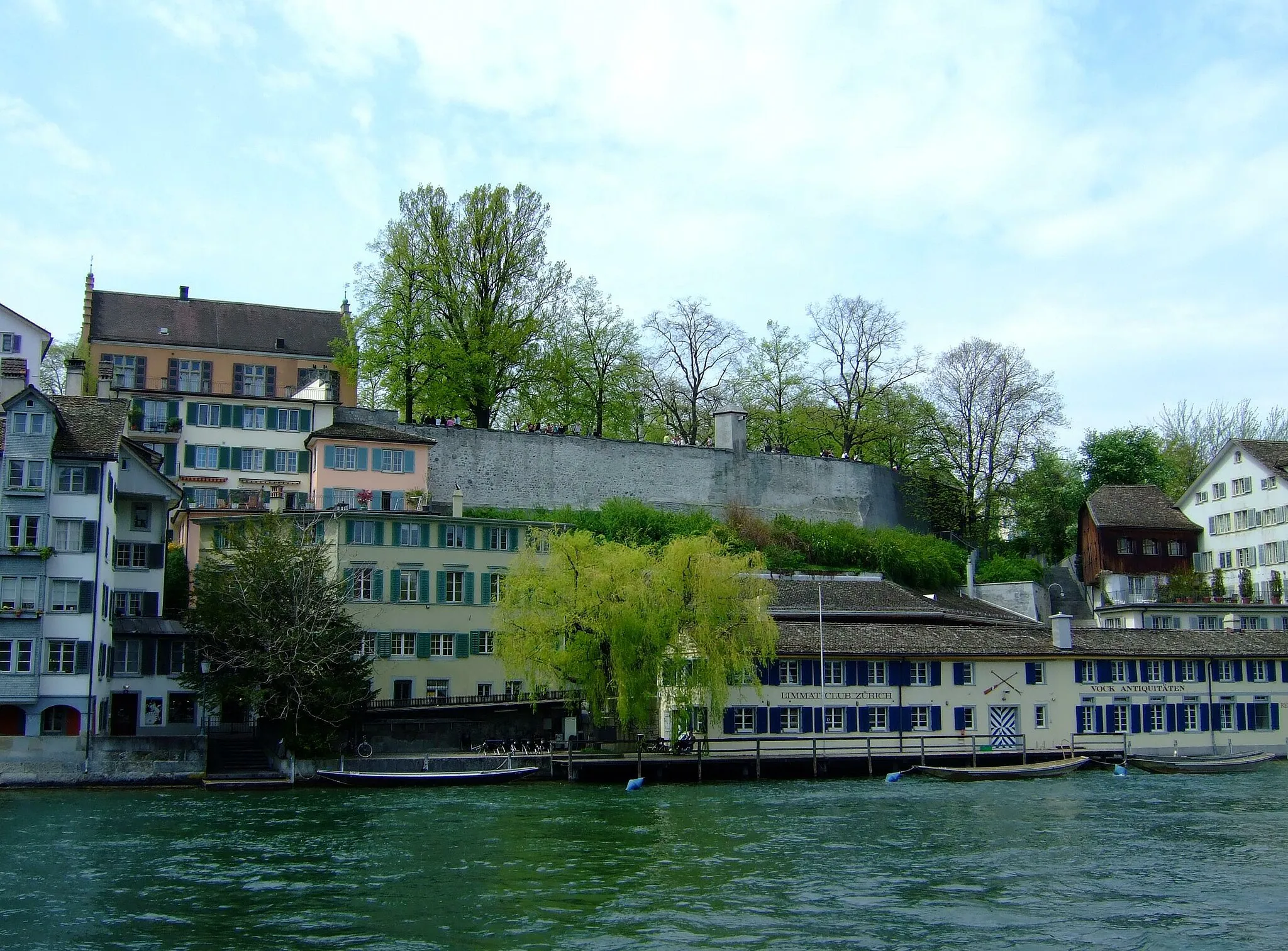 Photo showing: Zürich, Schipfe : Römische Stützmauer des Lindenhofs vom Limmatquai aus gesehen