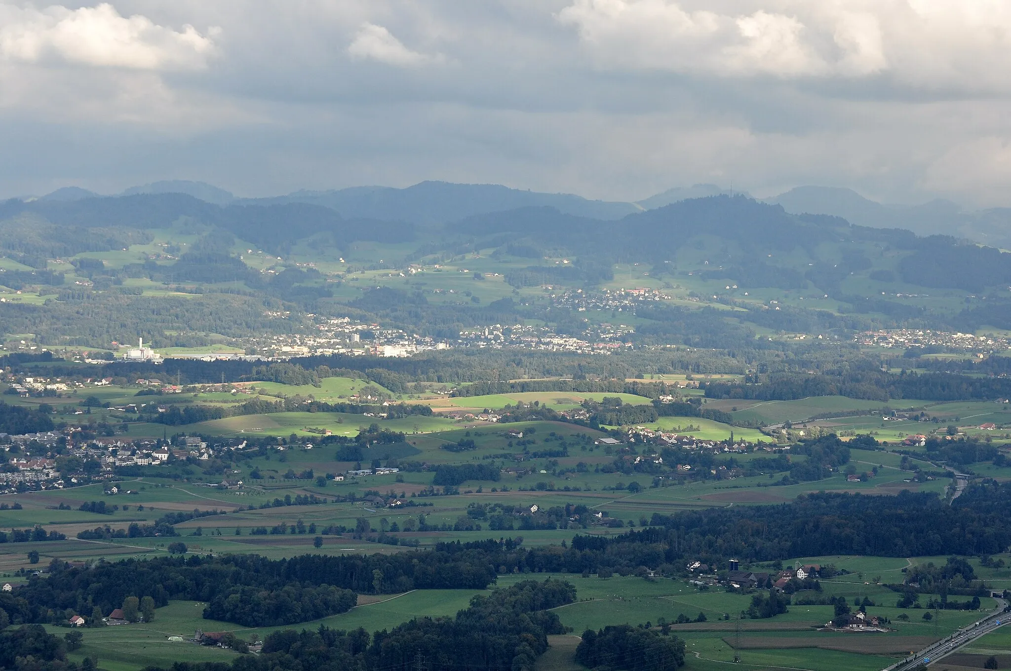 Photo showing: Hinwil (Switzerland) as seen from Pfannenstiel Aussichtsturm, Bachtel mountain and Dürnten (to the right) in background.