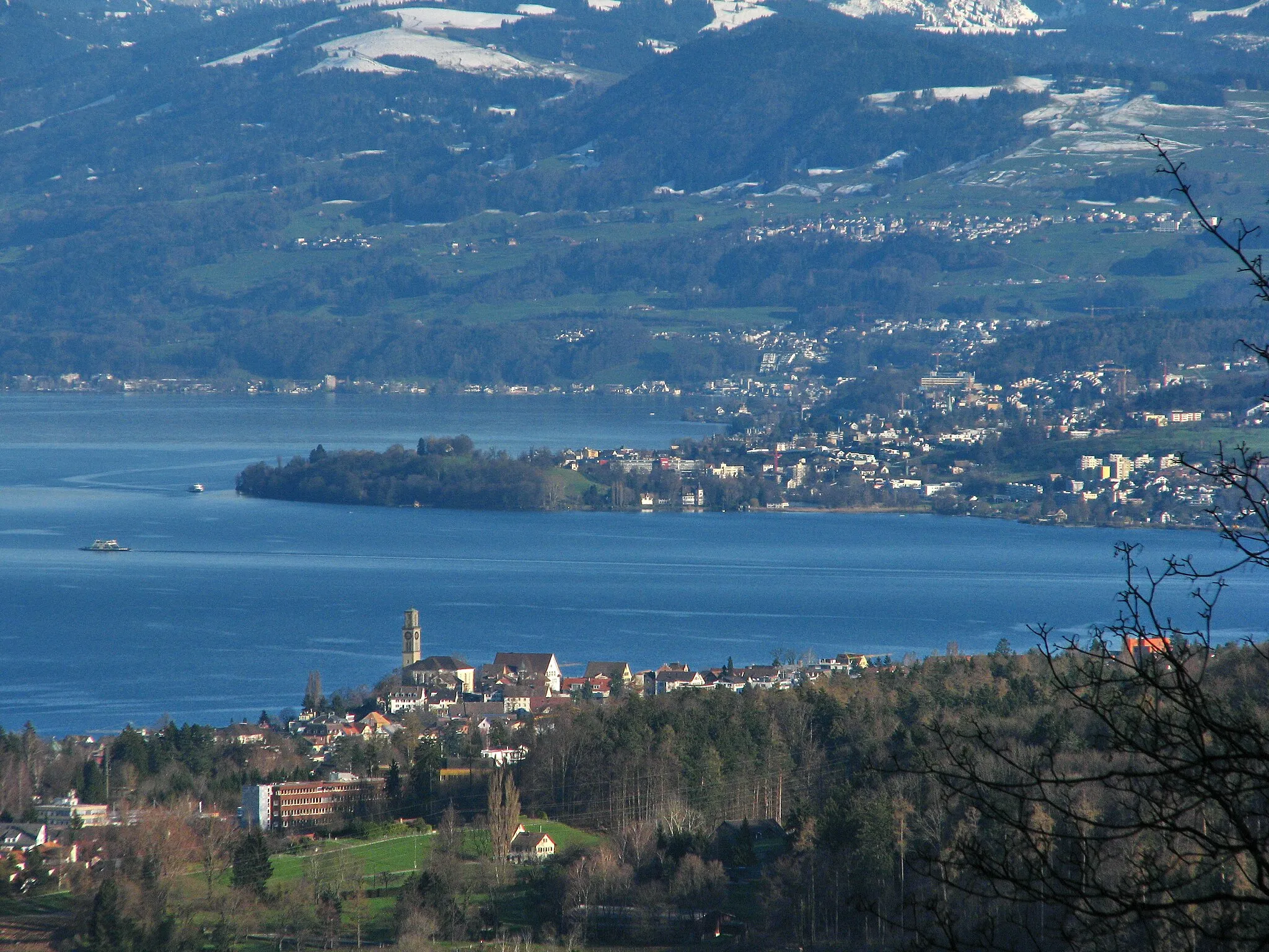 Photo showing: Zürichsee, the village Au, Au peninsula and Zimmerberg region, as seen from Felsenegg, Thalwil and Horgen in the foreground, Wädenswil in the background.