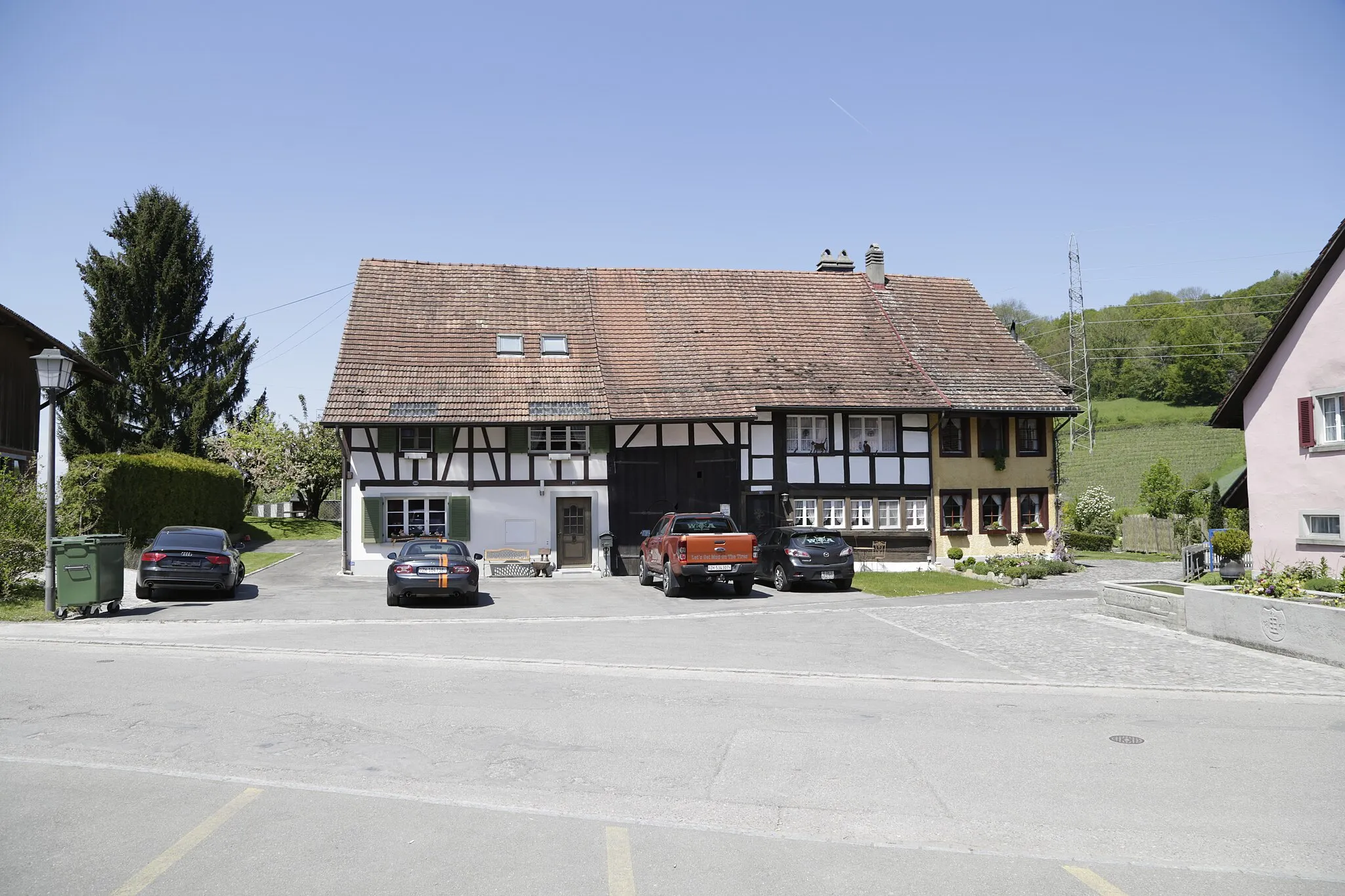 Photo showing: Die Häuser Dachselbergstrasse 91-95 in Nussbaumen (Bülach, Kanton Zürich)