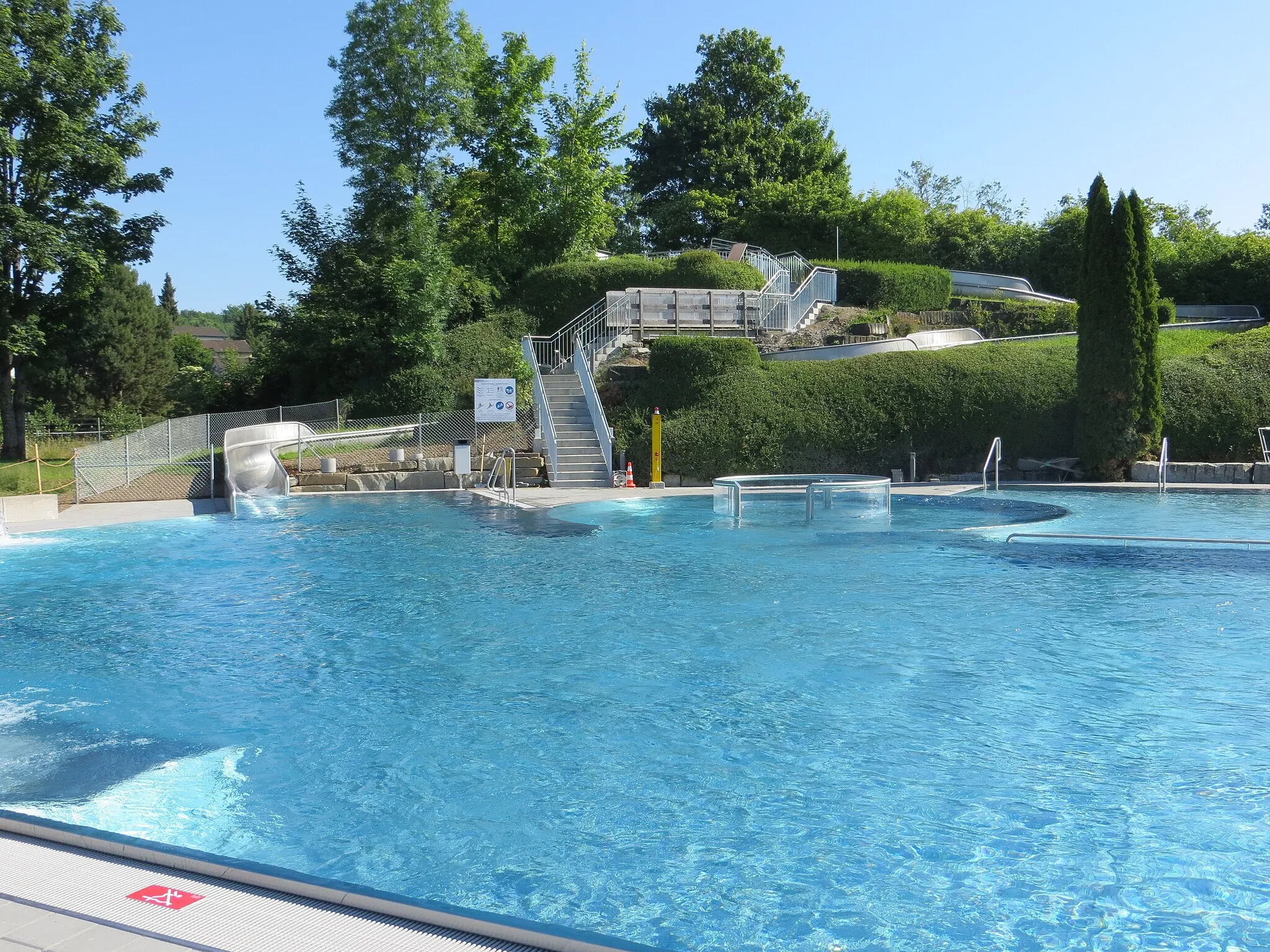 Photo showing: Schwimmbad Weiher in Seuzach mit Rutschbahnhügel im Hintergrund