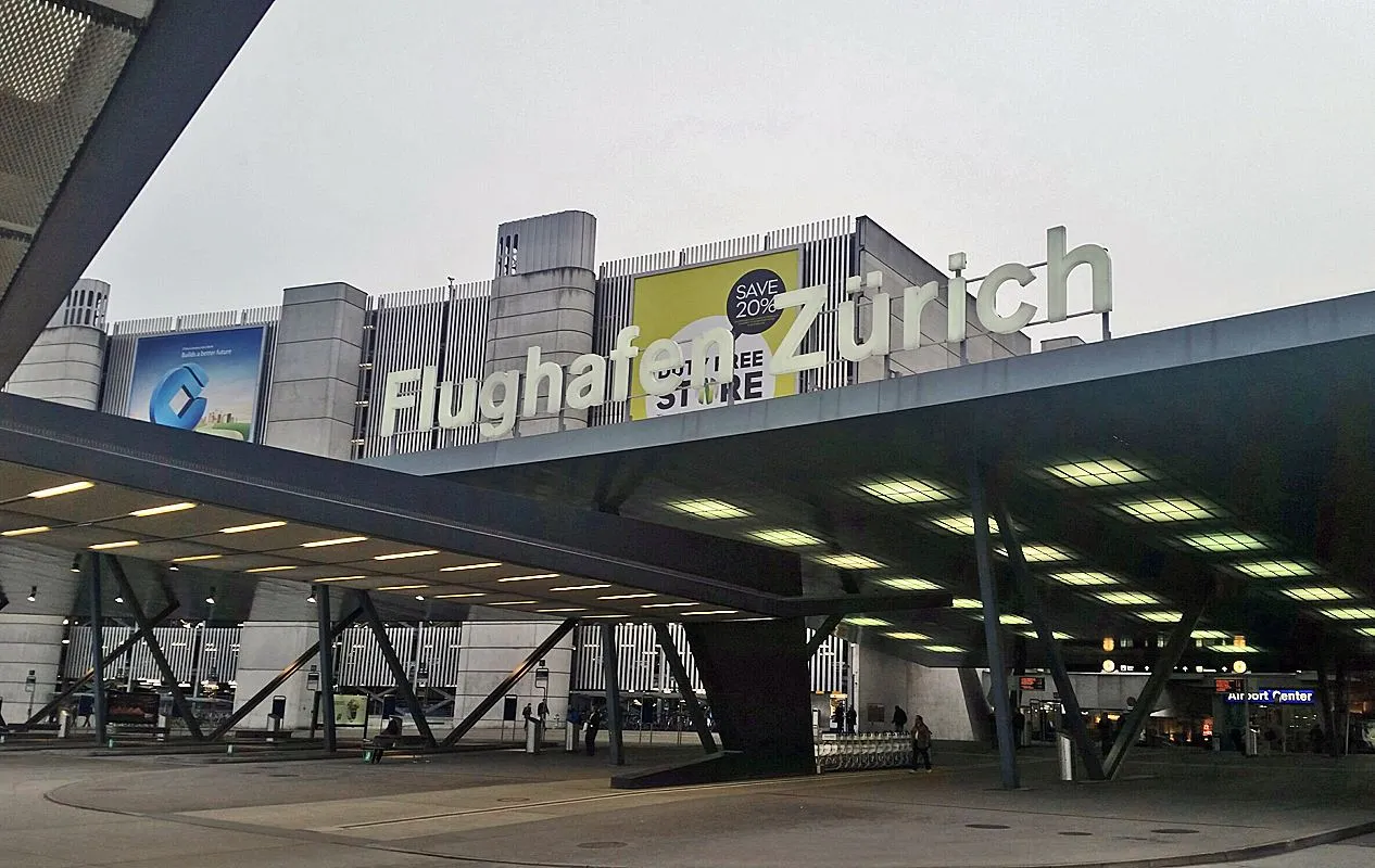 Photo showing: Der Haupteingang zum Airport Center beim Busbahnhof