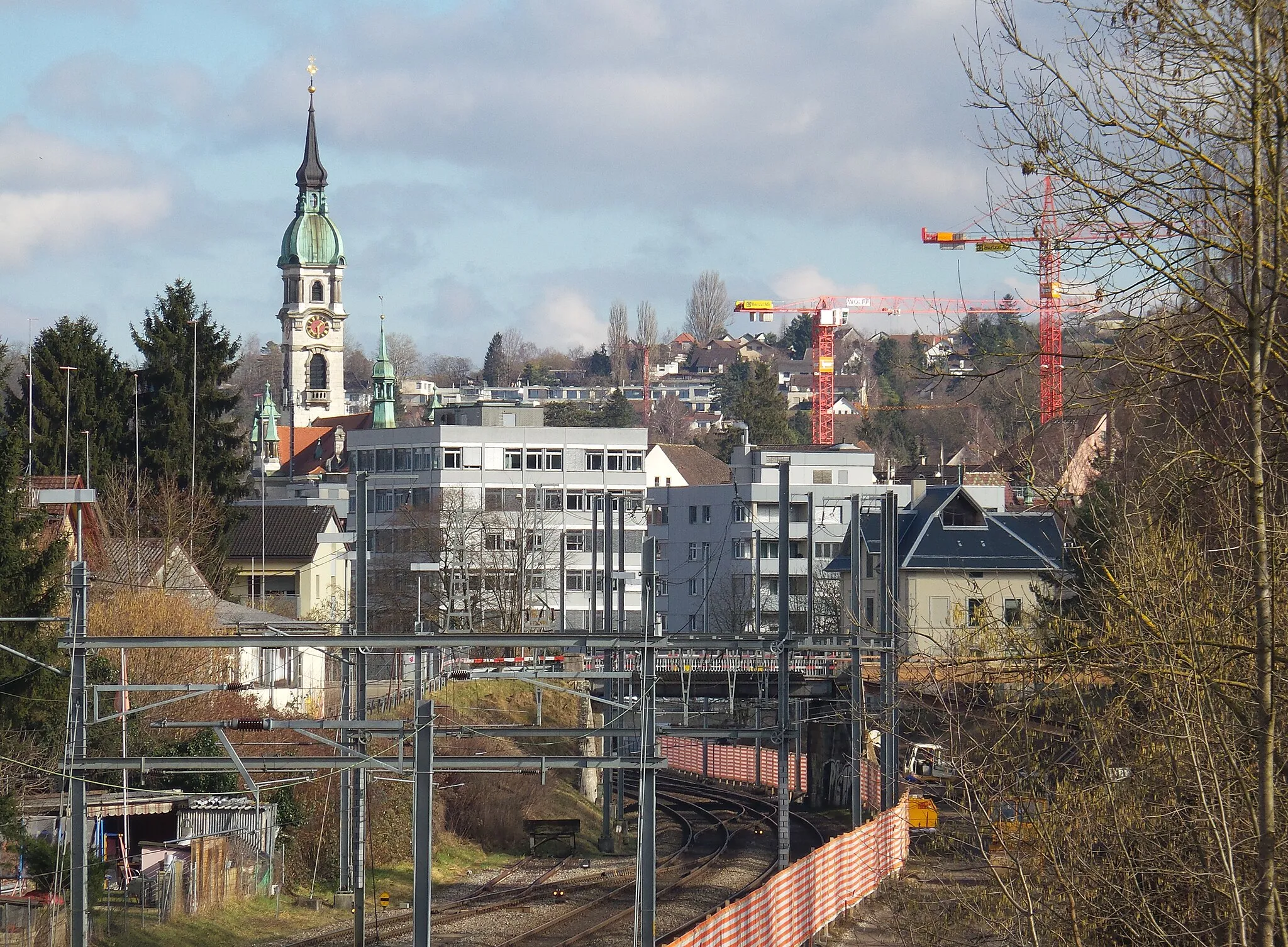 Photo showing: Das Stadtzentrum von Frauenfeld aus dem Westen von einer Brücke über die SBB-Gleise fotografiert.