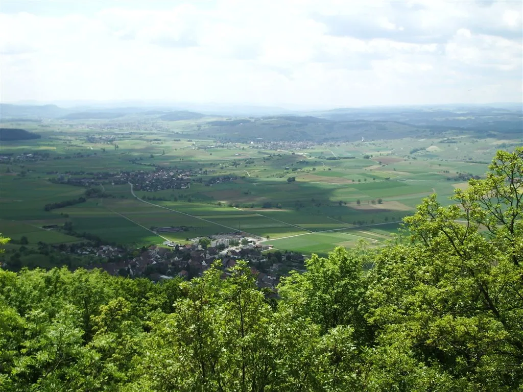 Photo showing: Blick vom Aussichtsturm Siblinger Randen Richtung Westen über das Klettgau. Im Vordergrund liegt Siblingen, dahinter Gächlingen und Hallau.

Das Bild habe ich im Juni 2006 selbst gemacht.