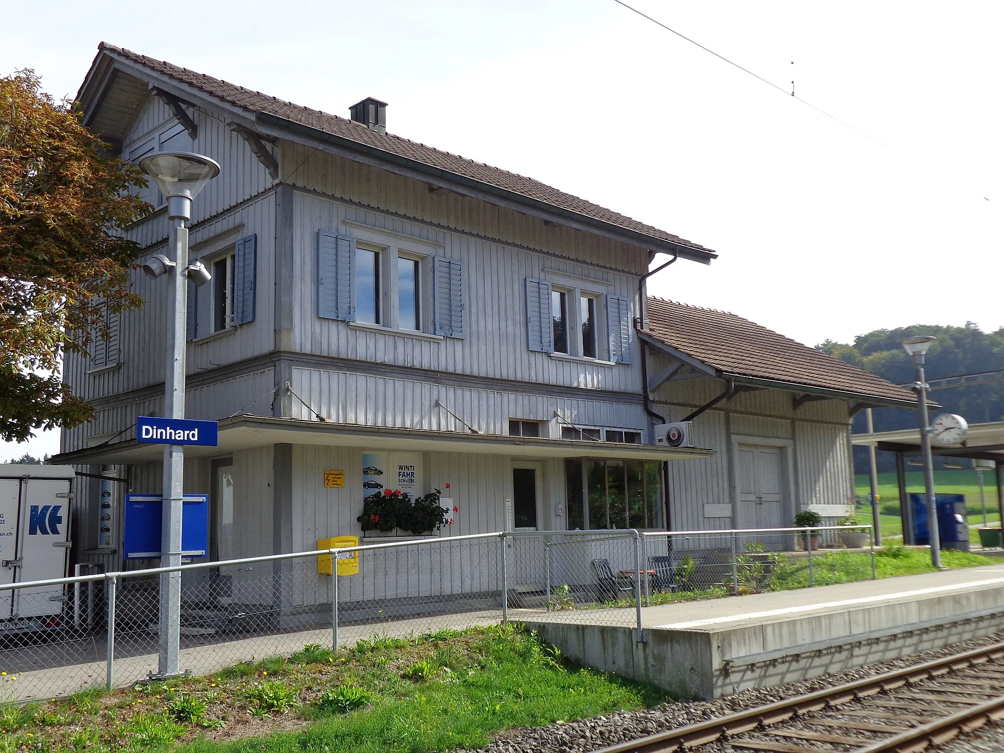 Photo showing: Bahnhof Dinhard, Aufnahmegebäude mit Güterschuppen, ID 21600143