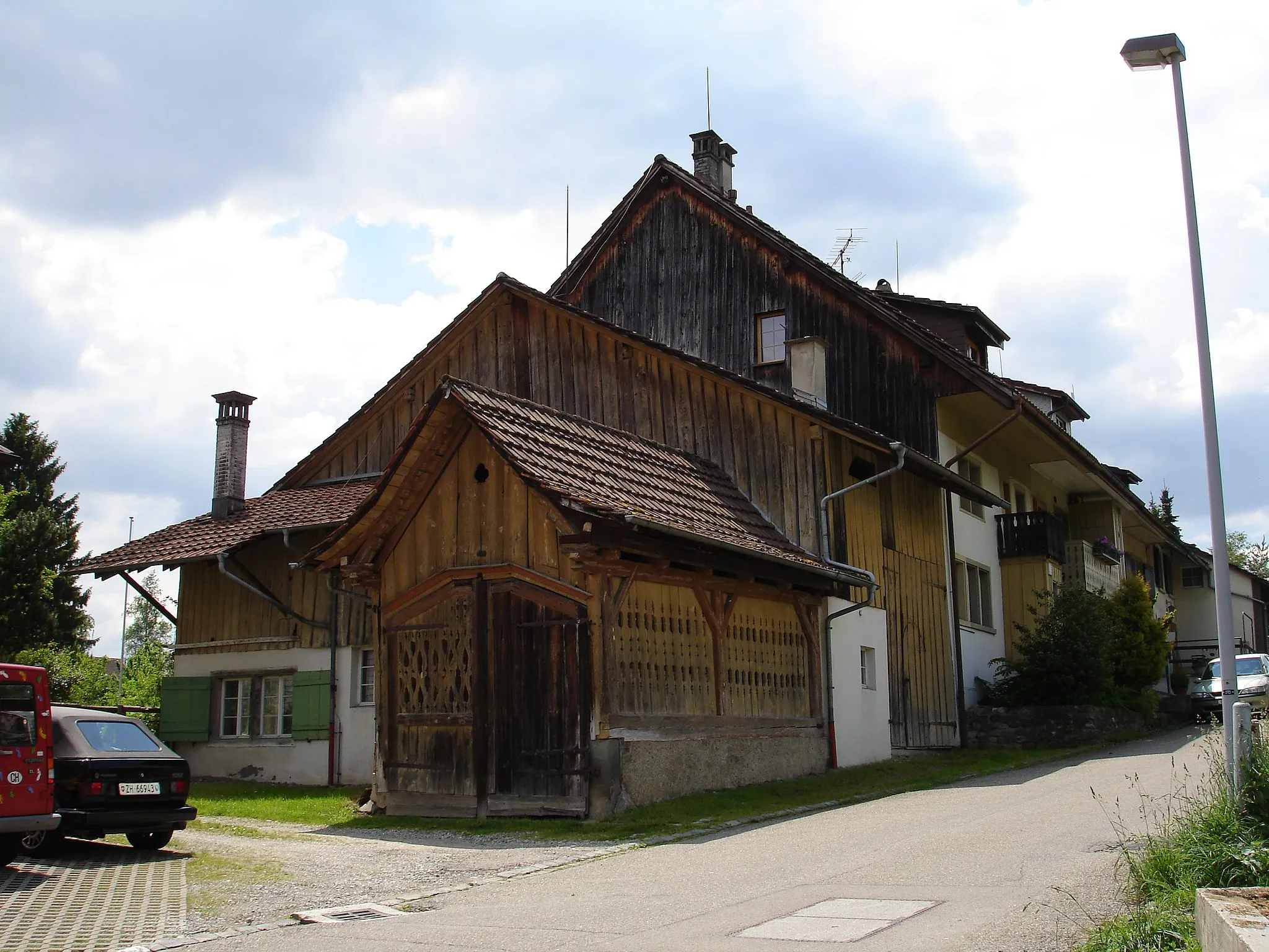 Photo showing: Sog. «Stock», ein sechsteiliges Reihenhaus, dessen Kern aus dem Mittelalter stammt. Das angbaute Häuschen im Vordergrund ist das alte Spritzenhaus.