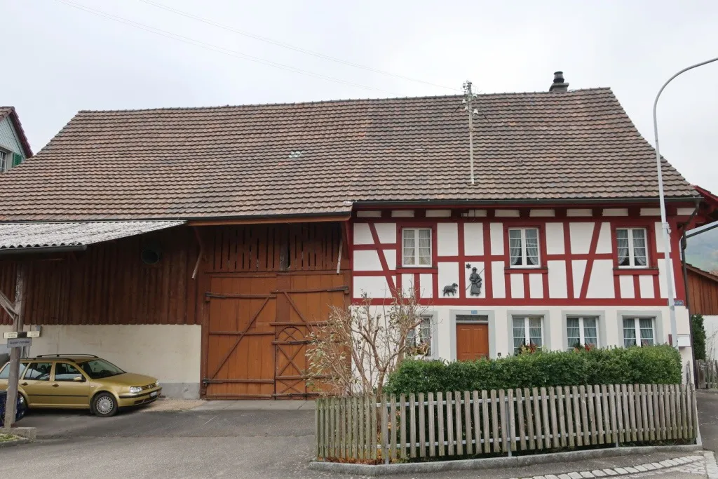 Photo showing: Landwirtschaftsbau: Vielzweckbauernhaus im Winkel 2 im Unterdorf von Schöfflisdorf. Typische im Kanton Zürich verbreitete Bauweise mit Wohnteil, Tenn und Stall.