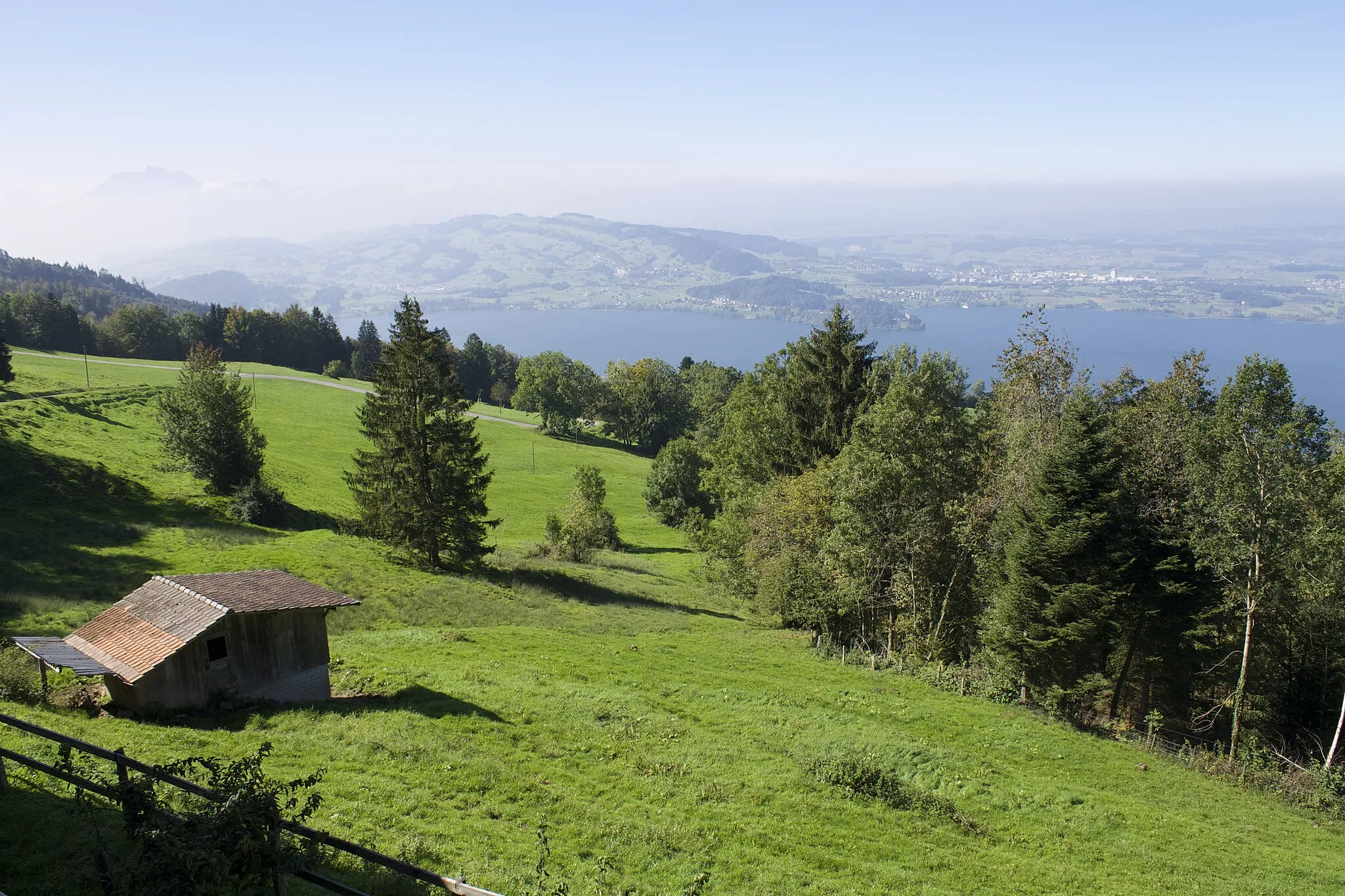 Photo showing: The Zugerberg overlooking Lake Zug