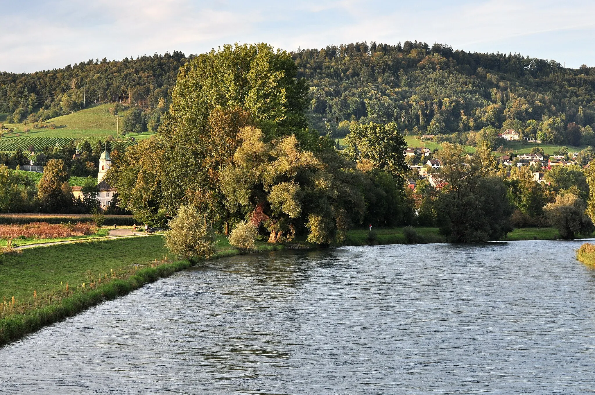 Photo showing: Kloster Fahr in Würenlos (Switzerland), Limmat river to the right, Unterengstringen with Gubrist in the background.