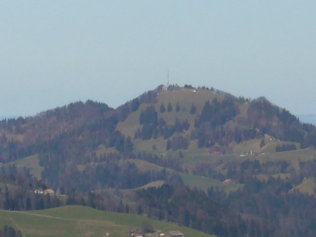 Photo showing: Mountain Hörnli (1133 m), canton of Zurich, Switzerland.

Picture taken from the top of the mountain Bachtel by Peter Berger. March 4, 2007.