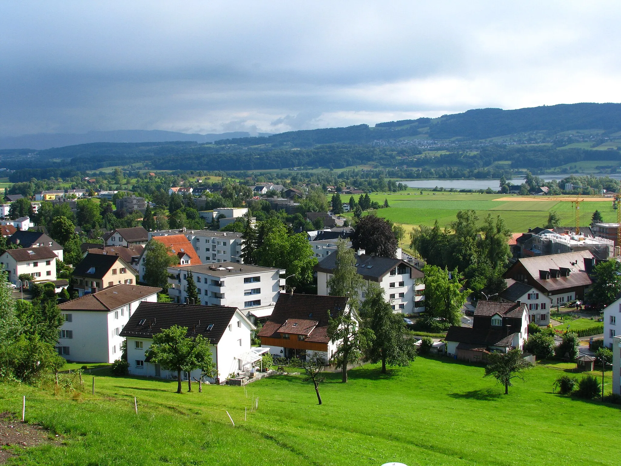 Photo showing: Uster (Riedikon) as seen from Uster castle, Greifensee and Pfannenstiel in the background.