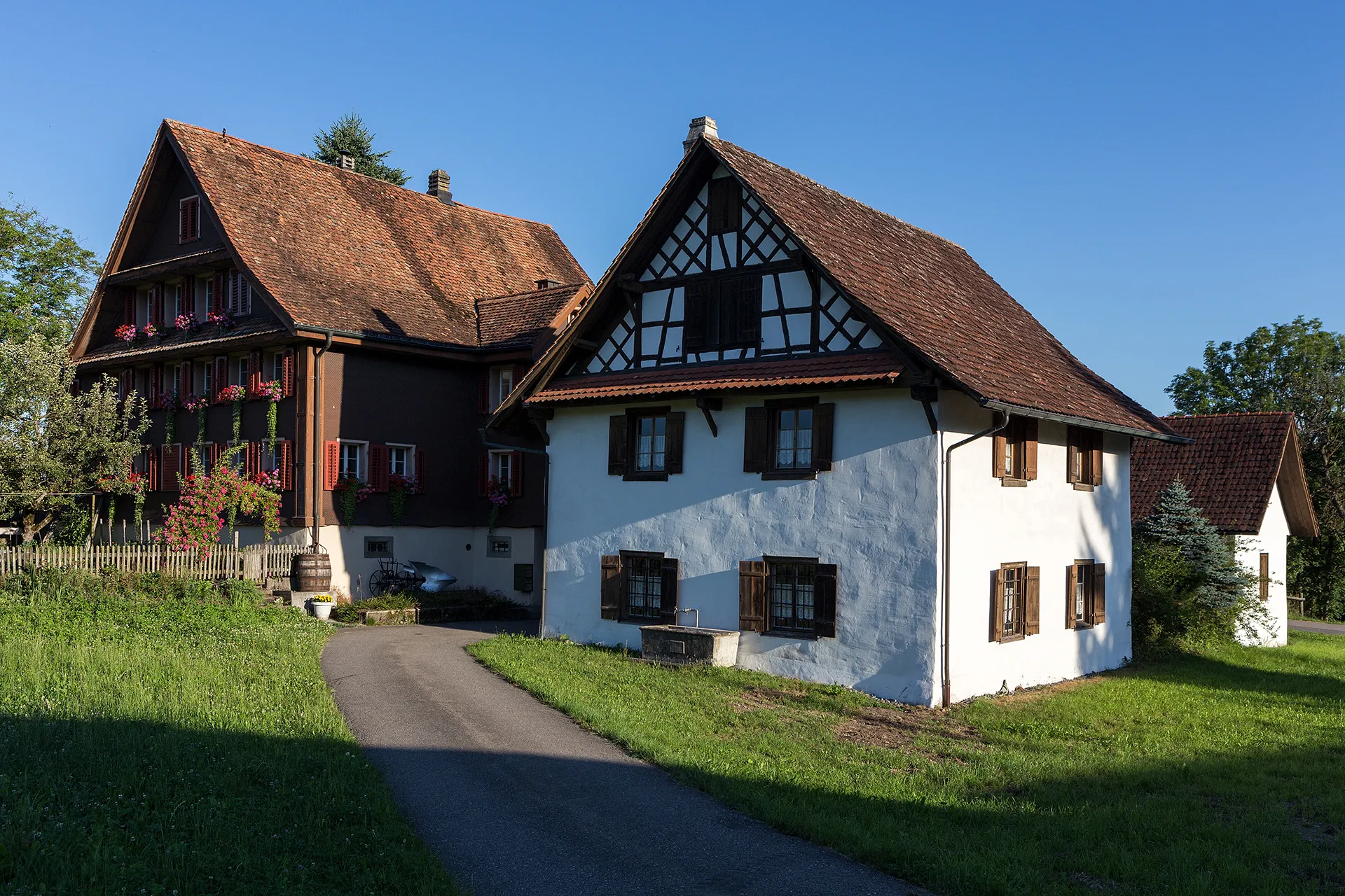 Photo showing: Rüedihof mit Bauernhaus, Brennhaus uns Schopf in Hinterburg, Neuheim (ZG)
