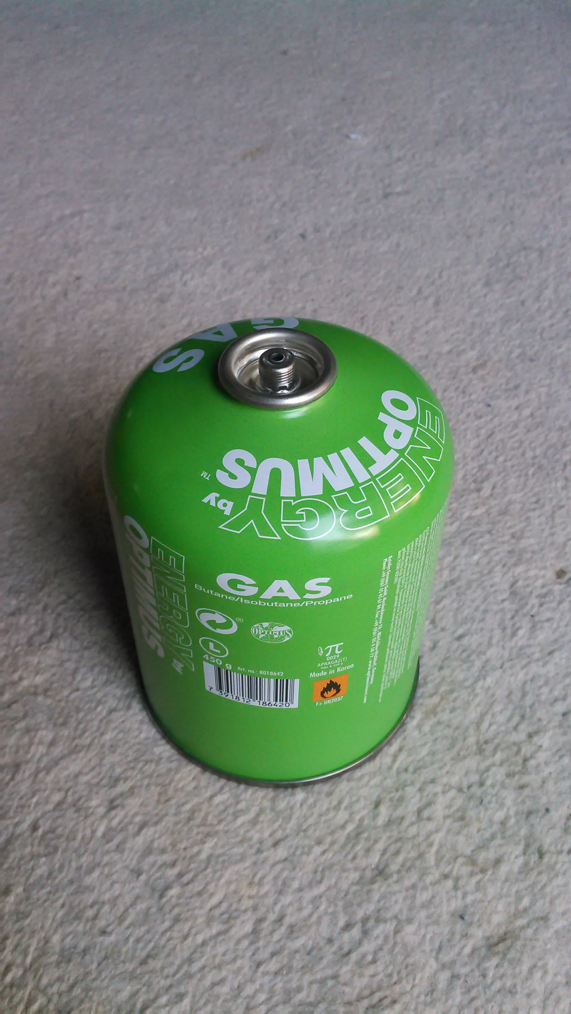 Photo showing: A 450 g gas cylinder containing a mixture of butane, isobutane and propane. Optimus brand, used mainly as a fuel for camping stoves.