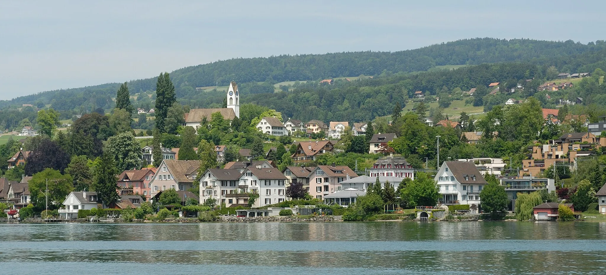 Photo showing: View of Uetikon am See from Lake Zürich.