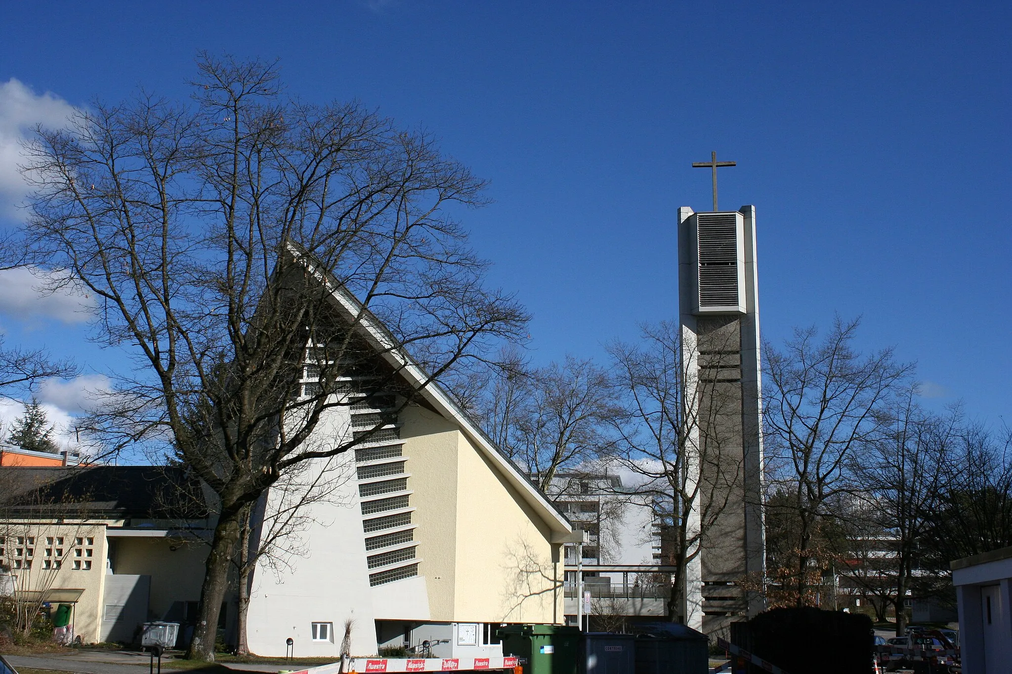 Photo showing: Römisch-katholische Pfarrkirche St. Benignus Pfäffikon ZH, Aussenansicht