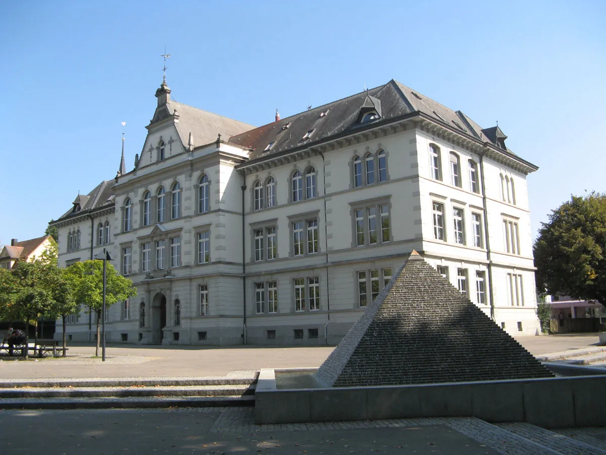 Photo showing: Stadtschulhaus am Obertorplatz in Bremgarten