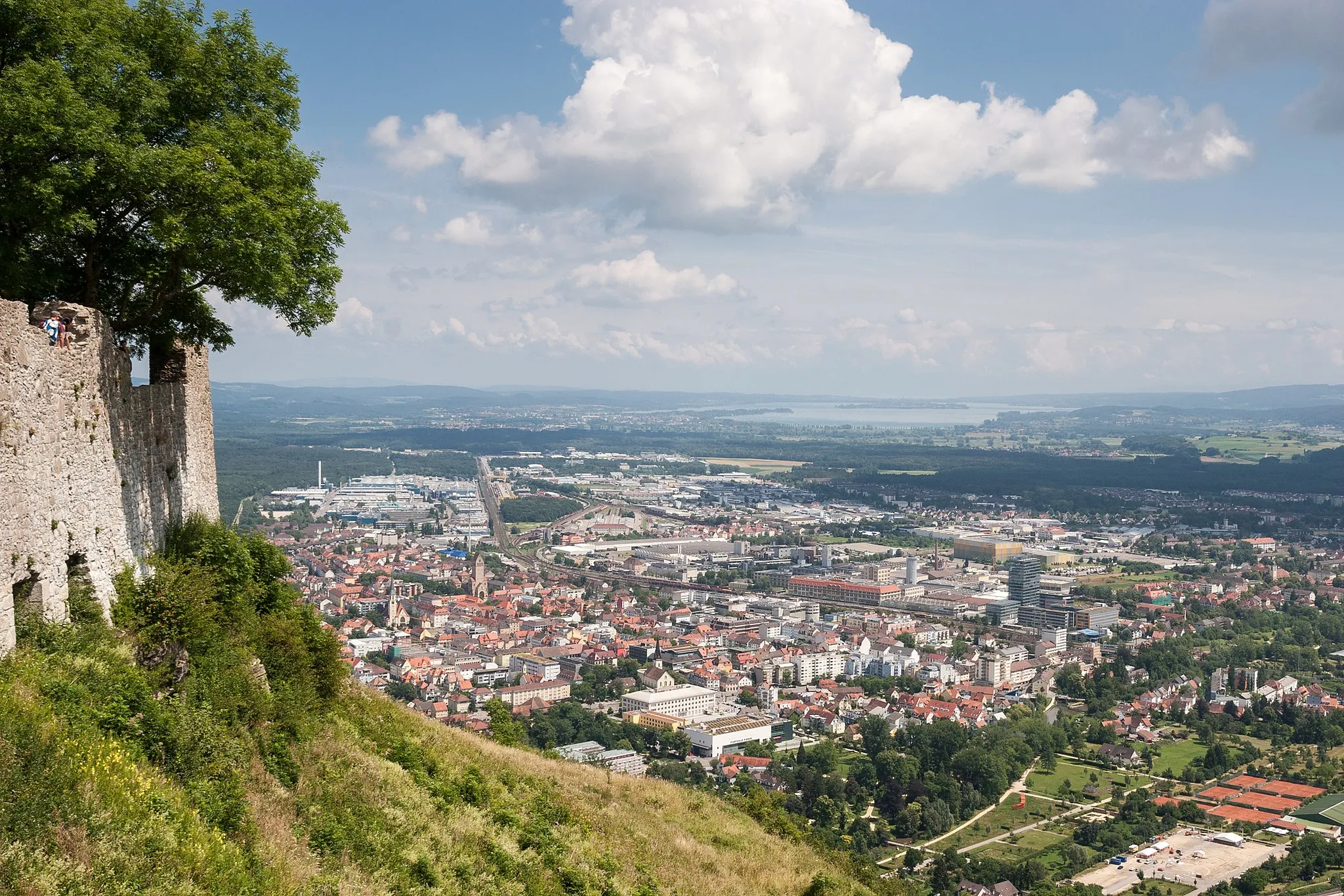 Photo showing: View from Hohentwiel to the city of Singen