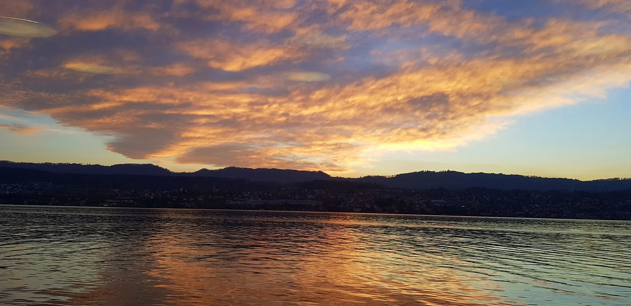 Photo showing: Lake Zurich with Sky Reflection