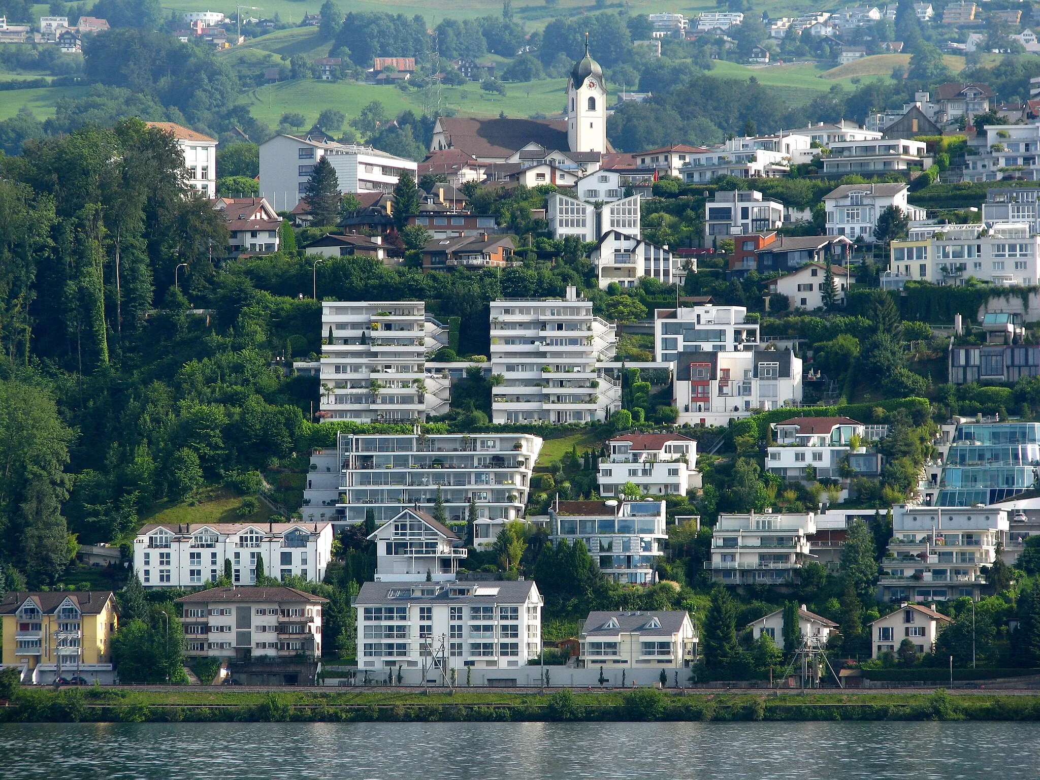 Photo showing: Wollerau (Switzerland) as seen from the Zürichsee (Lake Zürich)