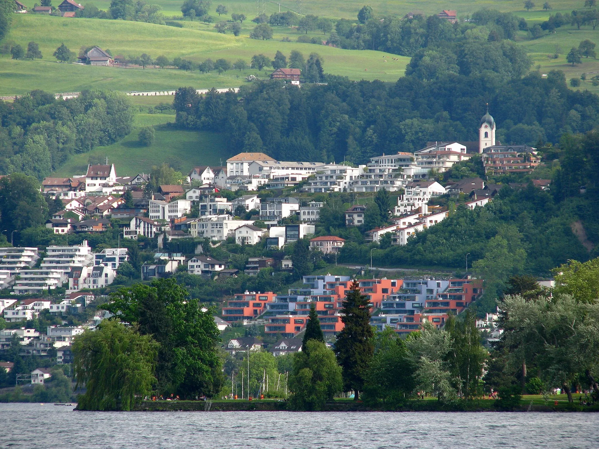 Photo showing: Wollerau (Switzerland), as seen from the Zürichsee near Richterswil