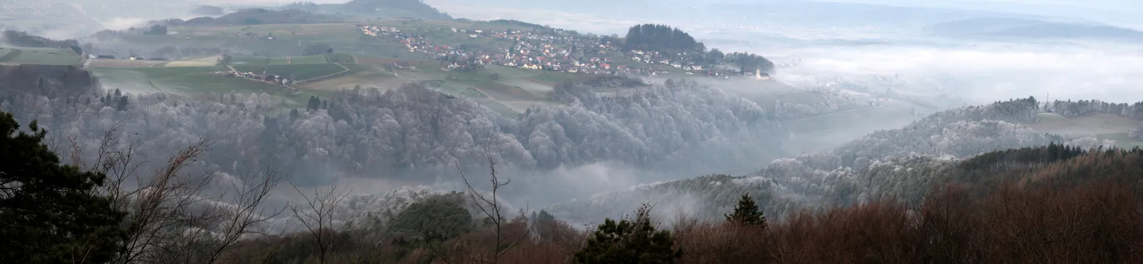 Photo showing: View from Irchelhochwacht on the Rhine Valley and the village of Buchberg