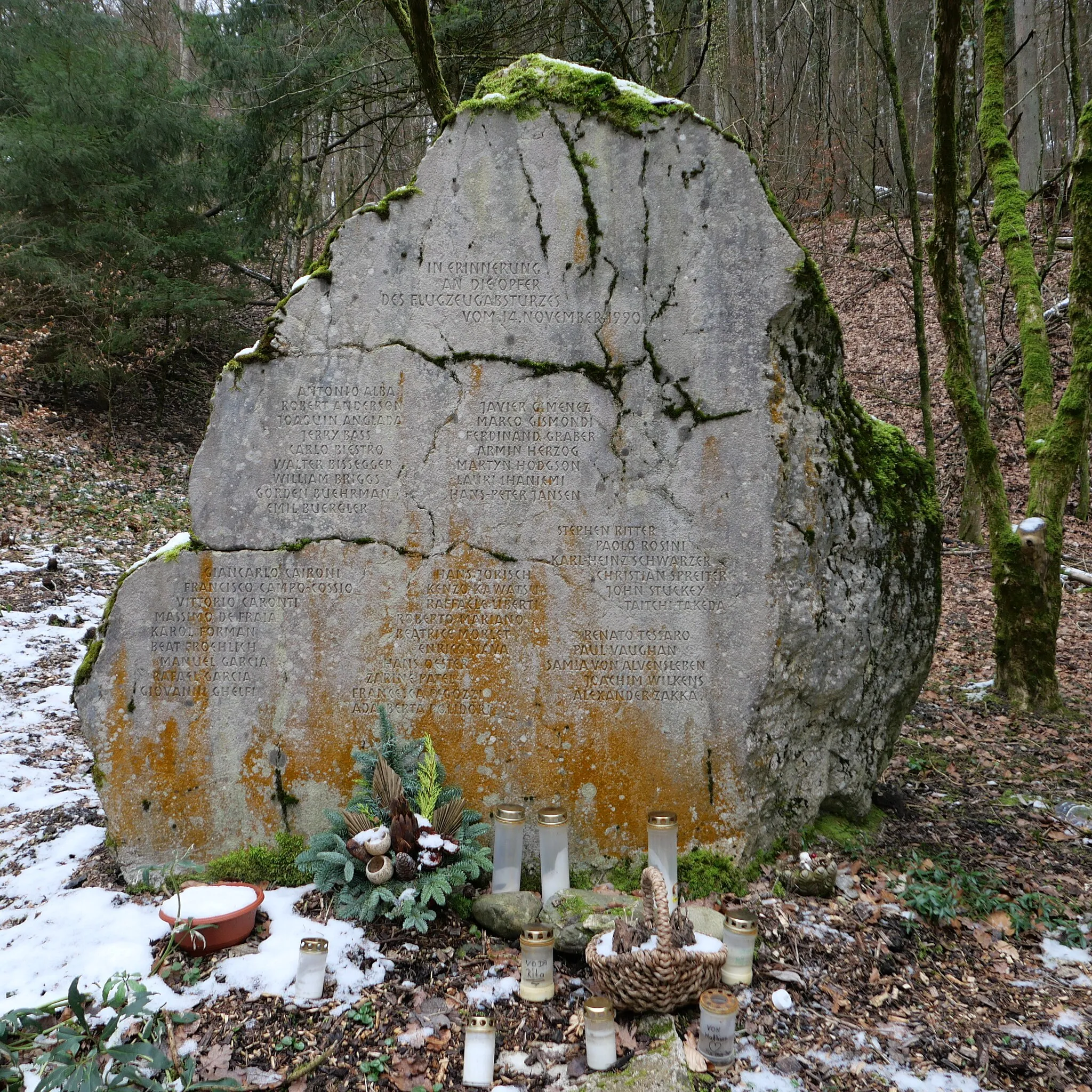 Photo showing: The memorial for the Alitalia Flight 404 of 14 November 1990, which departed from Milan and crashed into the wooded Haggenberg hill as the Douglas DC-9-32 approached Zurich Airport, killing all 46 people on board.