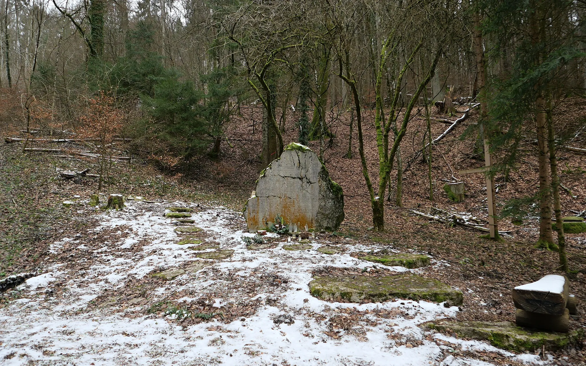 Photo showing: The memorial for the Alitalia Flight 404 of 14 November 1990, which departed from Milan and crashed into the wooded Stadel hill as the Douglas DC-9-32 approached Zurich Airport, killing all 46 people on board.