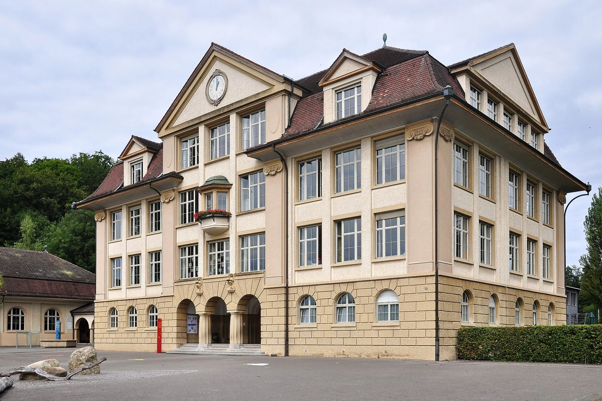 Photo showing: Schulhaus Hasenbühl in Uster (Switzerland)