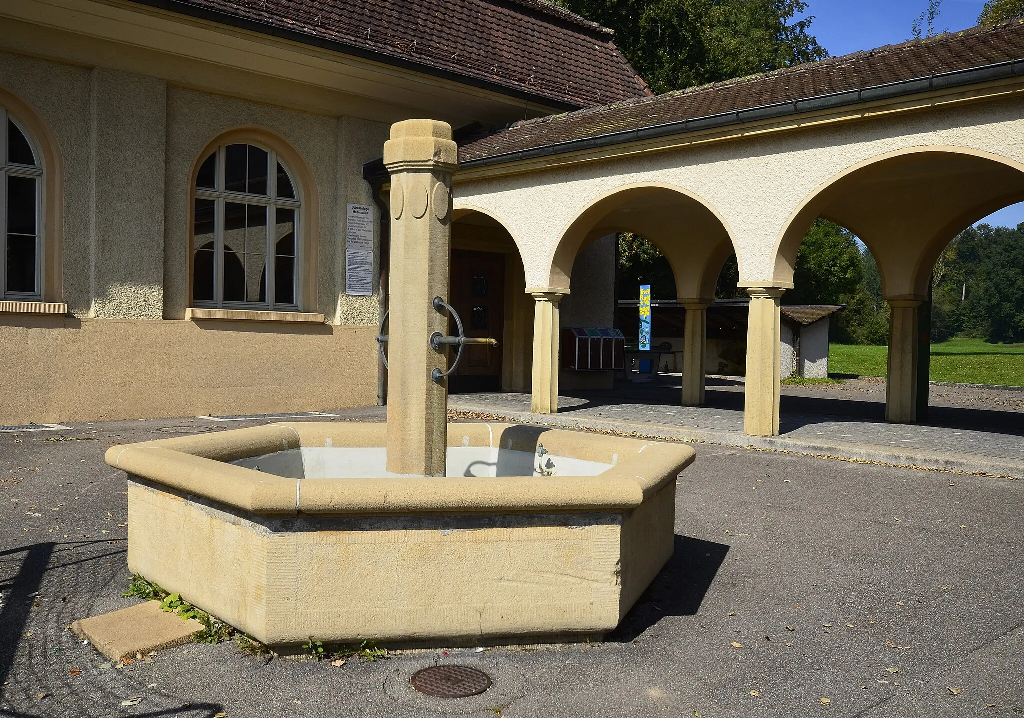 Photo showing: Primarschule Hasenbühl, Brunnen mit sechseckigem Trog, Uster, ID 198BRUNNEN00033