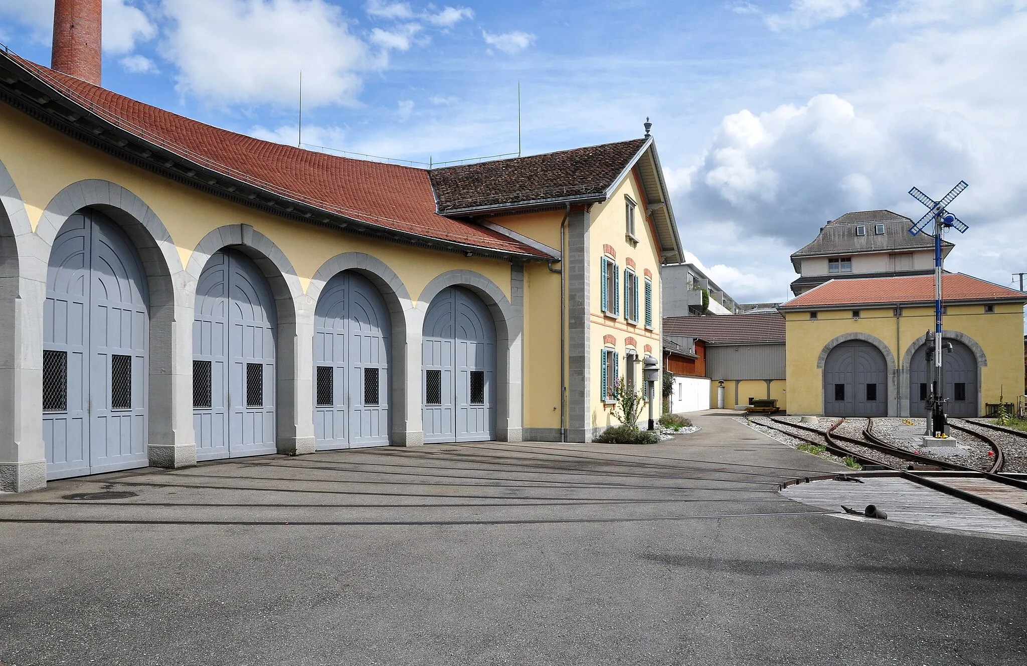 Photo showing: Bahnhof mit zwei Lok-Remisen in Uster (Switzerland)