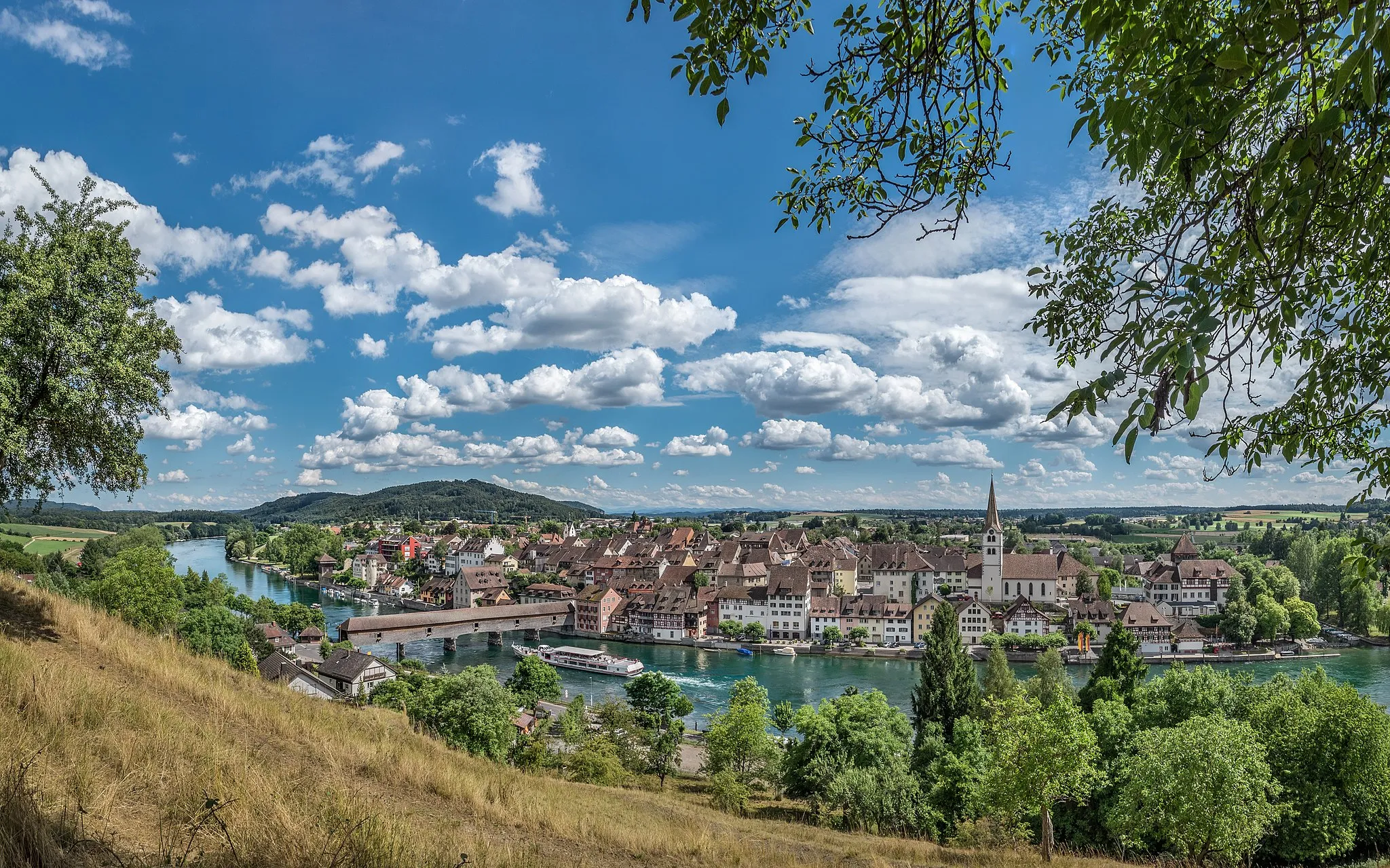 Photo showing: Diessenhofen. Kanton Thurgau. Schweiz. Die historische Holzbrücke führt nach Deutschland. Kursschiff der Schifffahrtsgesellschaft Untersee und Rhein.